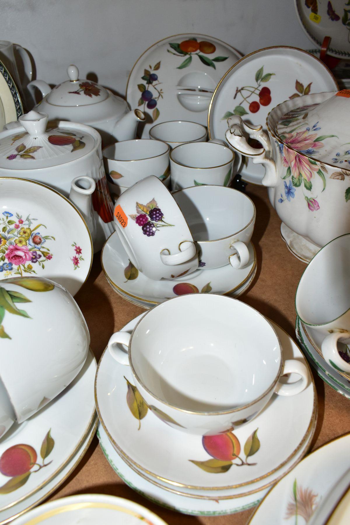 A GROUP OF CERAMICS, to include a thirty four piece Royal Worcester Evesham/Evesham Vale part dinner - Bild 4 aus 6