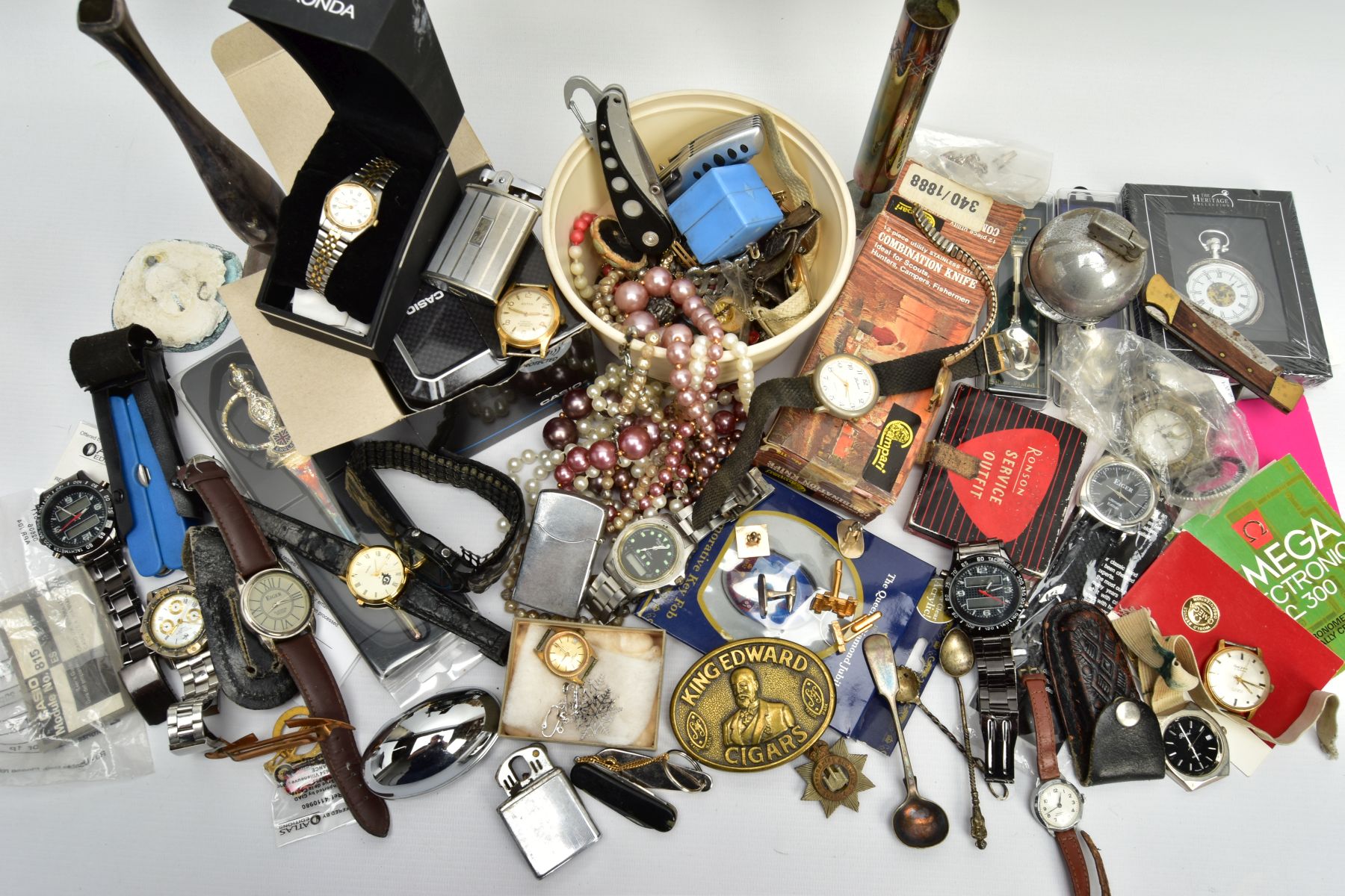 A BOX OF ASSORTED ITEMS, to include various gents wristwatches, with names to include 'Elger, - Bild 2 aus 7