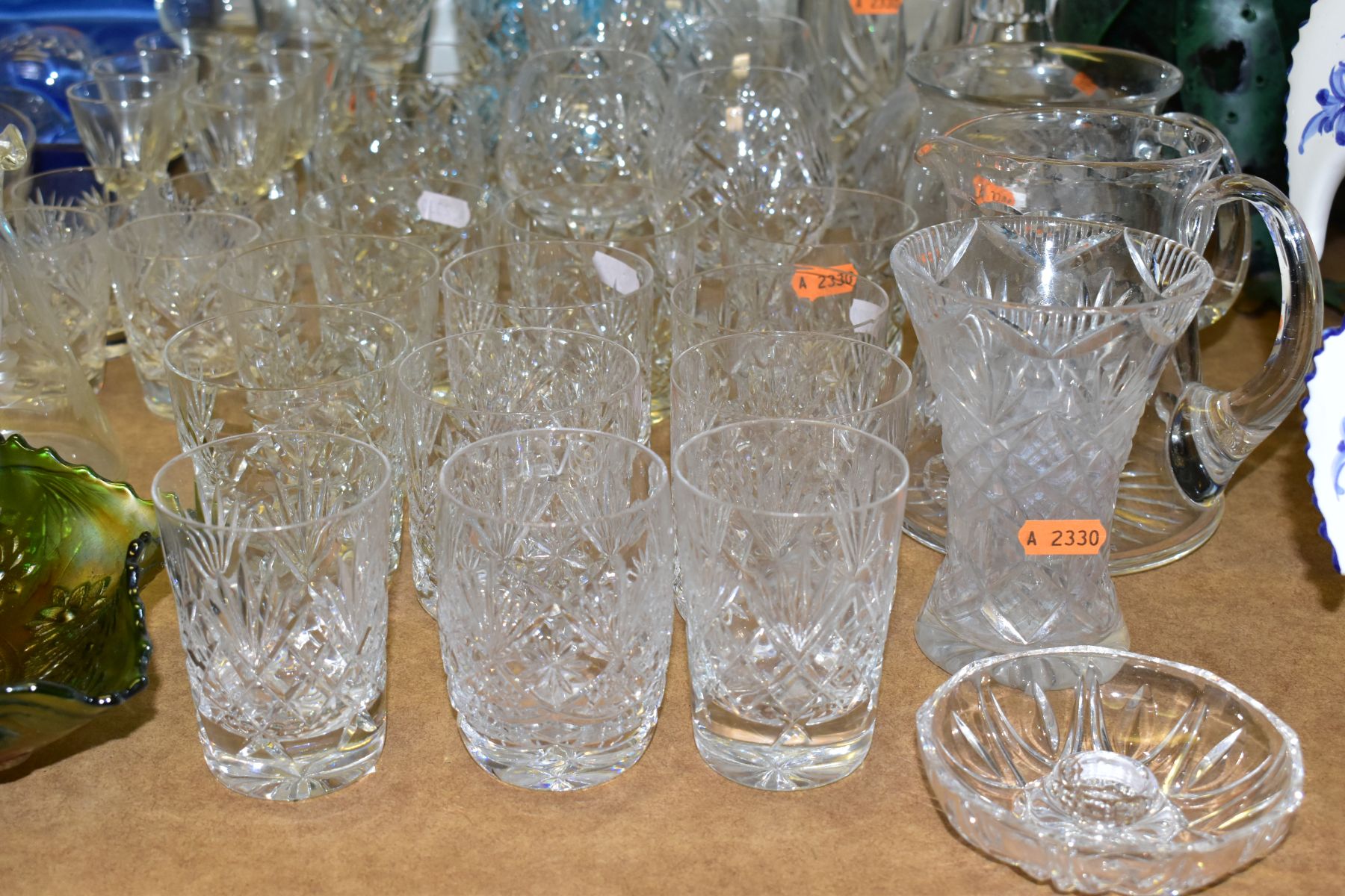 A QUANTITY OF CUT CRYSTAL AND OTHER GLASSWARES, approximately sixty pieces to include a boxed pair - Bild 4 aus 7