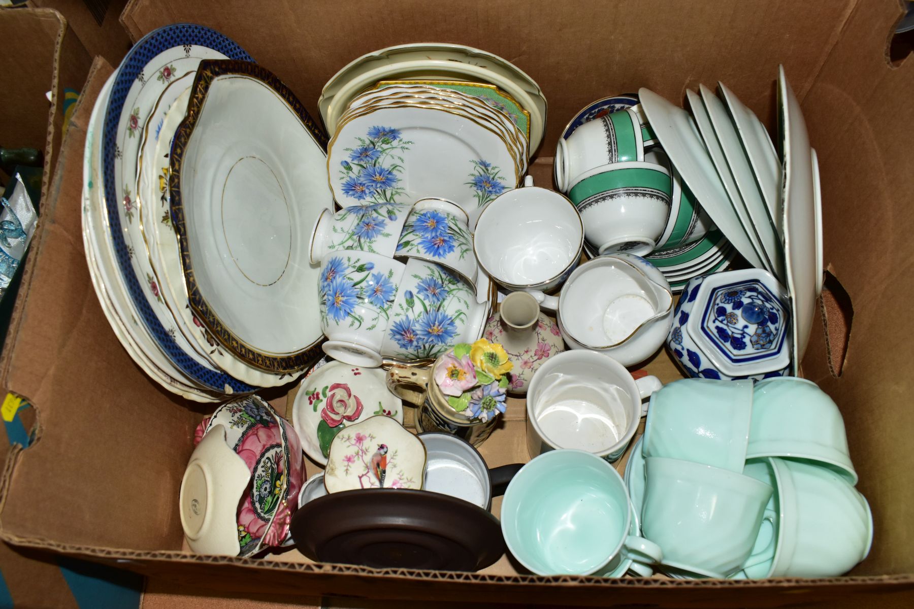 FIVE BOXES OF CERAMICS, ORNAMENTS AND SUNDRY ITEMS ETC, to include Royal Vale tea wares, green - Bild 2 aus 5