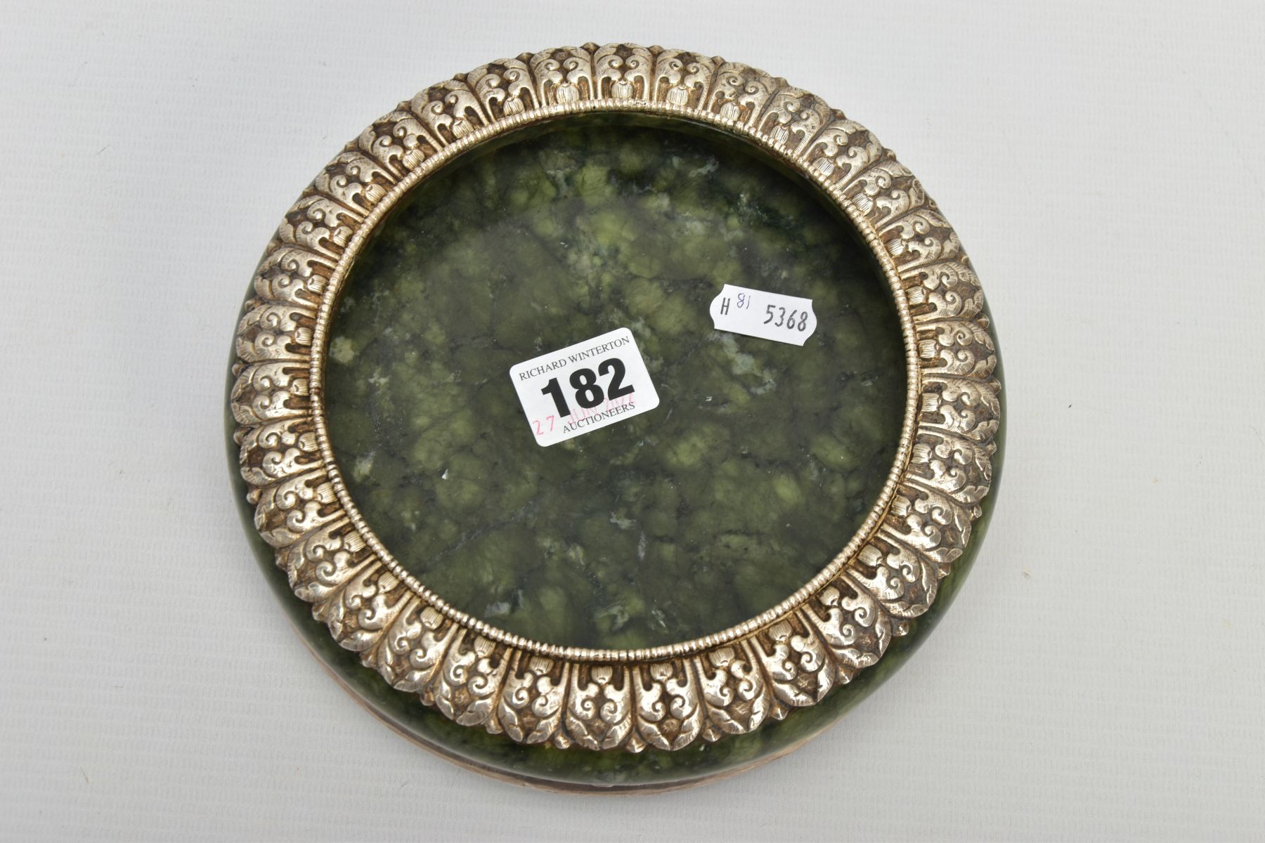 A WHITE METAL JADE BOWL AND STAND, believed to be 'Serpentine Jade,' with a white metal decorative - Bild 2 aus 5