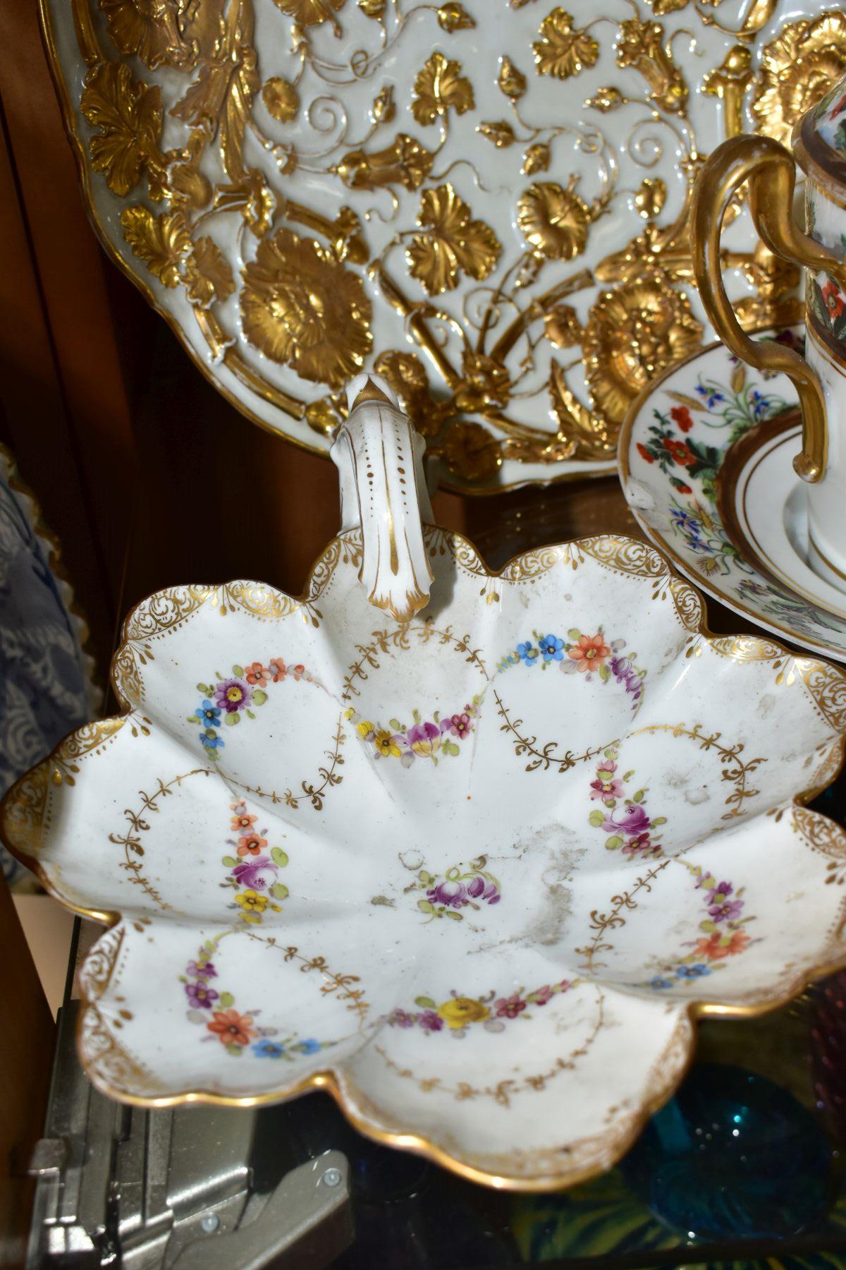 A SMALL GROUP OF 19TH AND EARLY 20TH CENTURY CONTINENTAL PORCELAIN, comprising a 19th century twin - Bild 4 aus 12
