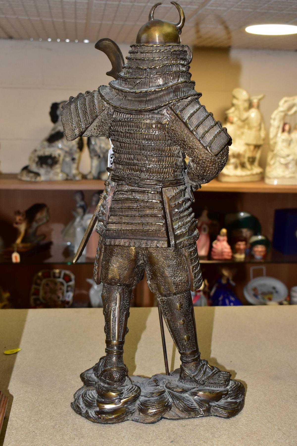 A 20TH CENTURY PATINATED BRONZE FIGURE OF A SAMURAI WARRIOR, cast as standing with a staff and - Bild 5 aus 6