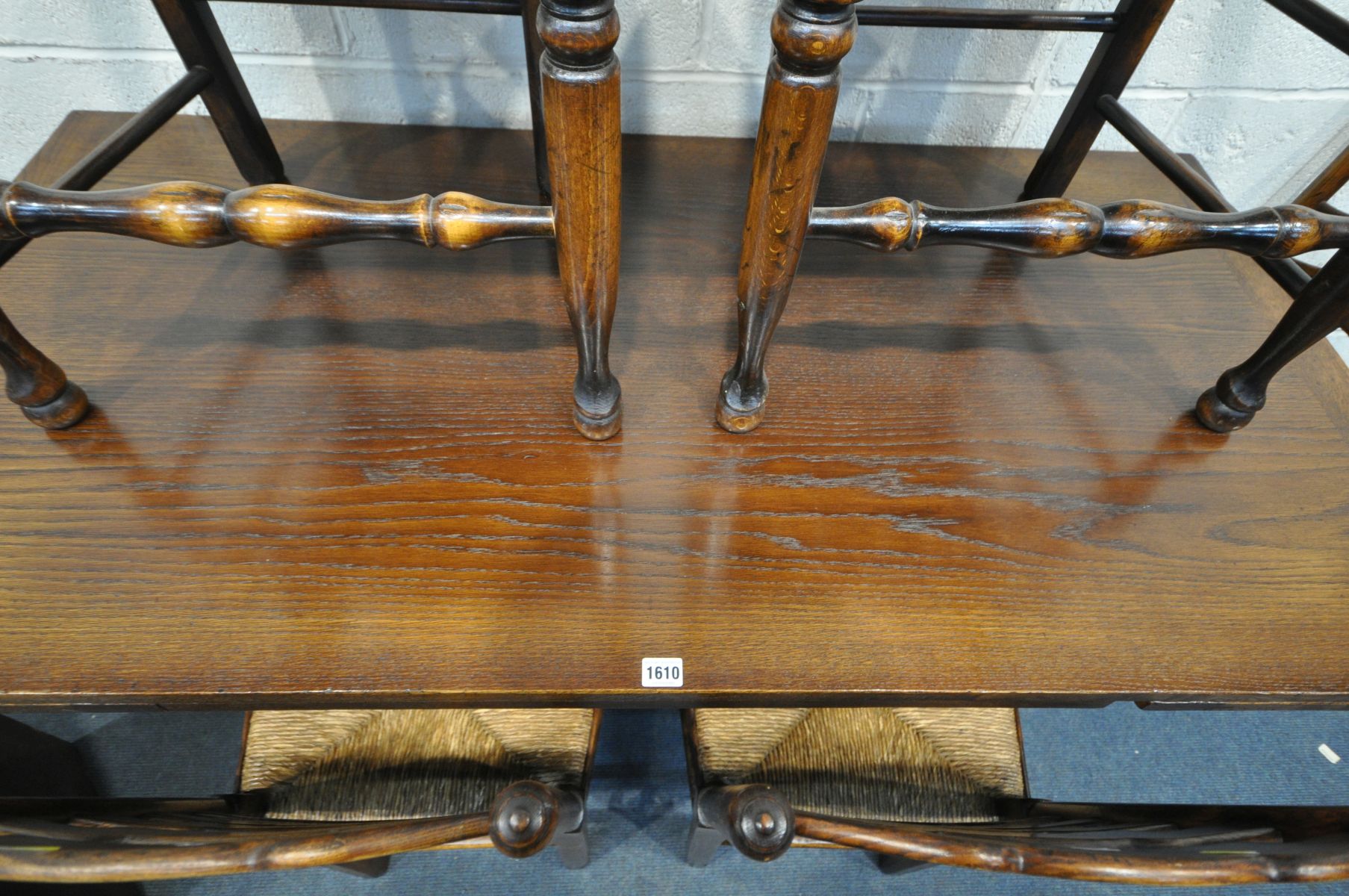 A REPRODUCTION OAK DRAW LEAF DINING TABLE, on trestle legs united by a single stretcher, open length - Bild 5 aus 6