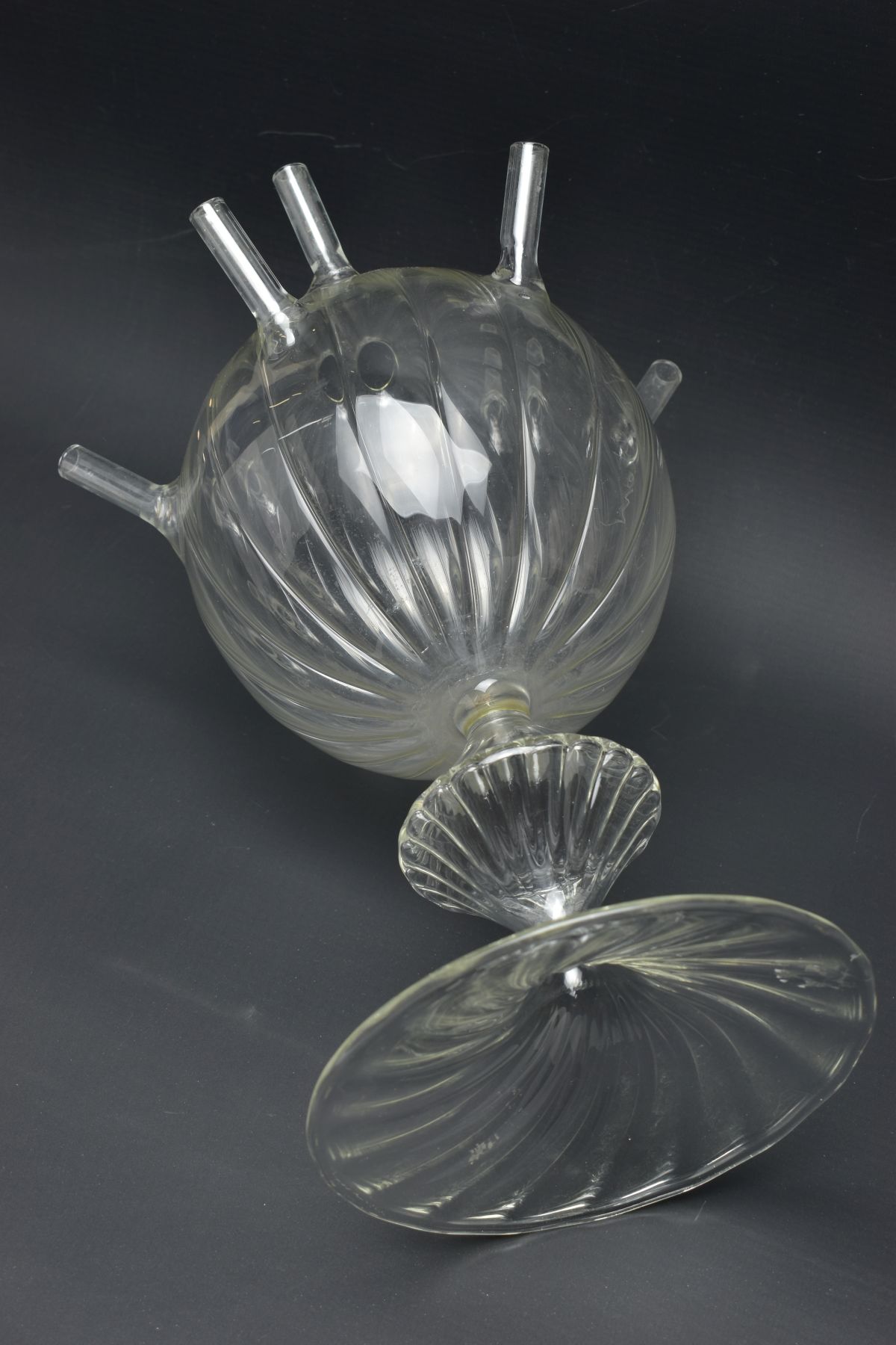 A CIRCA 1980s STUDIO GLASS FLOWER STEM VASE / TULIPIERE?, the clear glass body is of globular form - Bild 6 aus 8