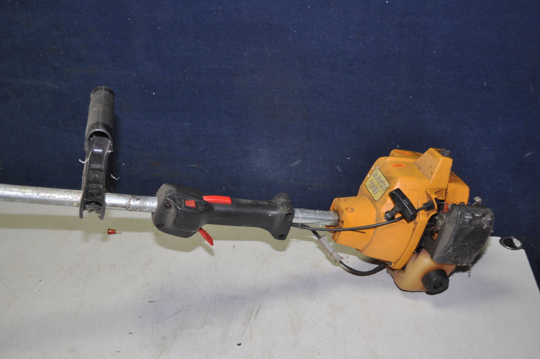 A PARTNER T240 PETROL STRIMMER (UNTESTED but engine pulling freely)