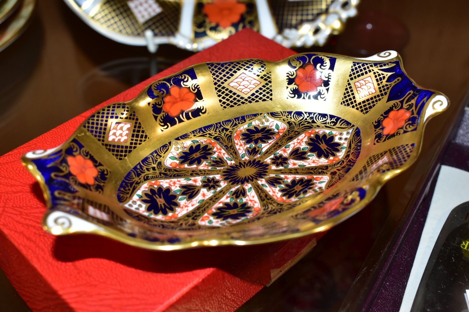 THREE PIECES OF ROYAL CROWN DERBY 1128 IMARI, comprising a twin handled lozenge shaped dish of - Bild 3 aus 6
