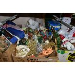 A QUANTITY OF CHRISTMAS DECORATIONS AND NOVELTY ITEMS ETC, to include boxed fibre optic Christmas