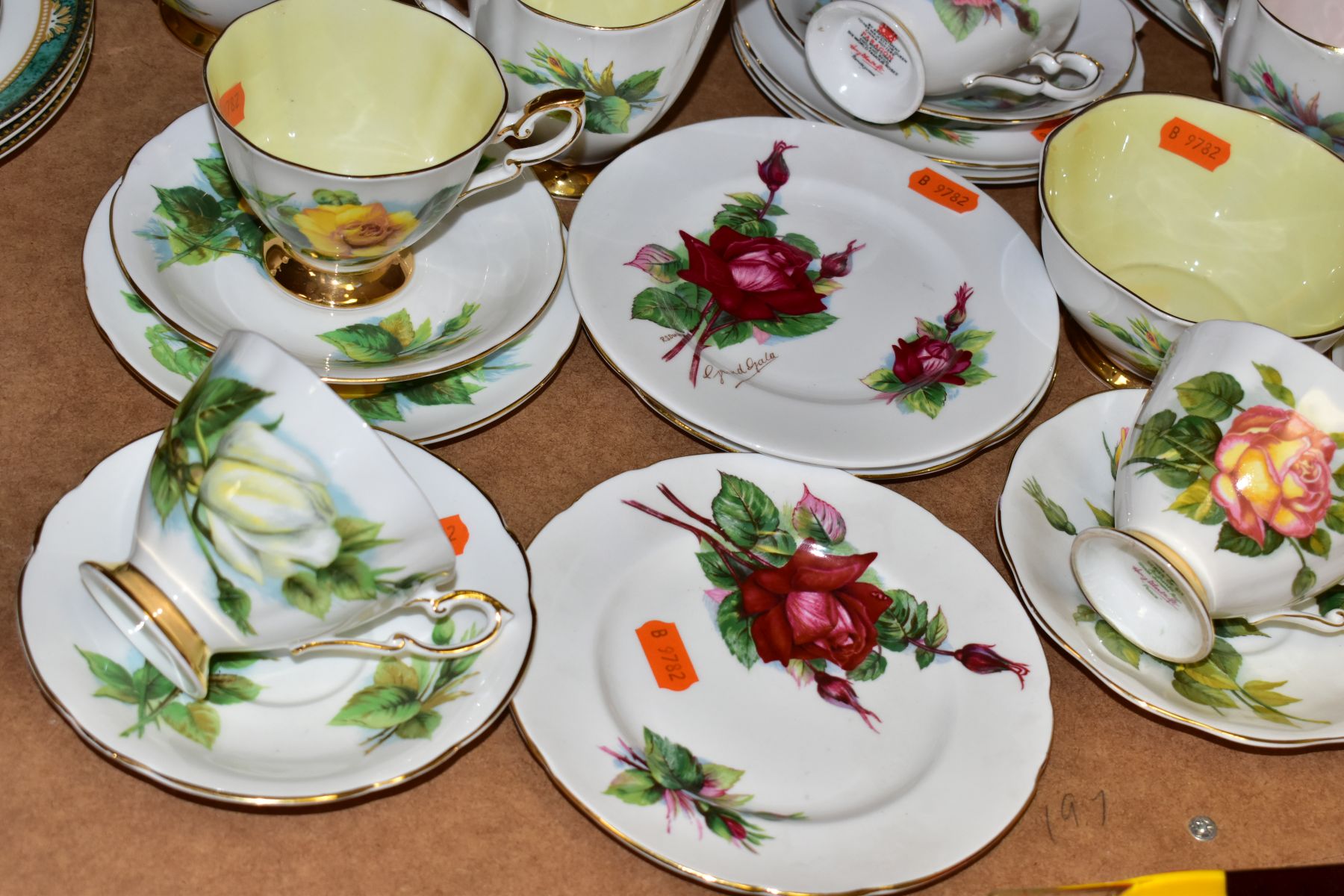 FORTY ONE PIECES OF HARRY WHEATCROFT SIX WORLD FAMOUS ROSES TEA WARES, by different manufacturers: - Bild 2 aus 7