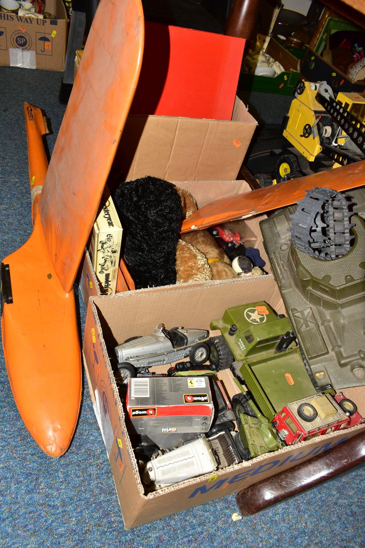 A COLLECTION OF CHILDREN'S TOYS INCLUDING A TONKA TOY CRANE, ACTION MAN TANK AND JEEP, a - Bild 4 aus 8