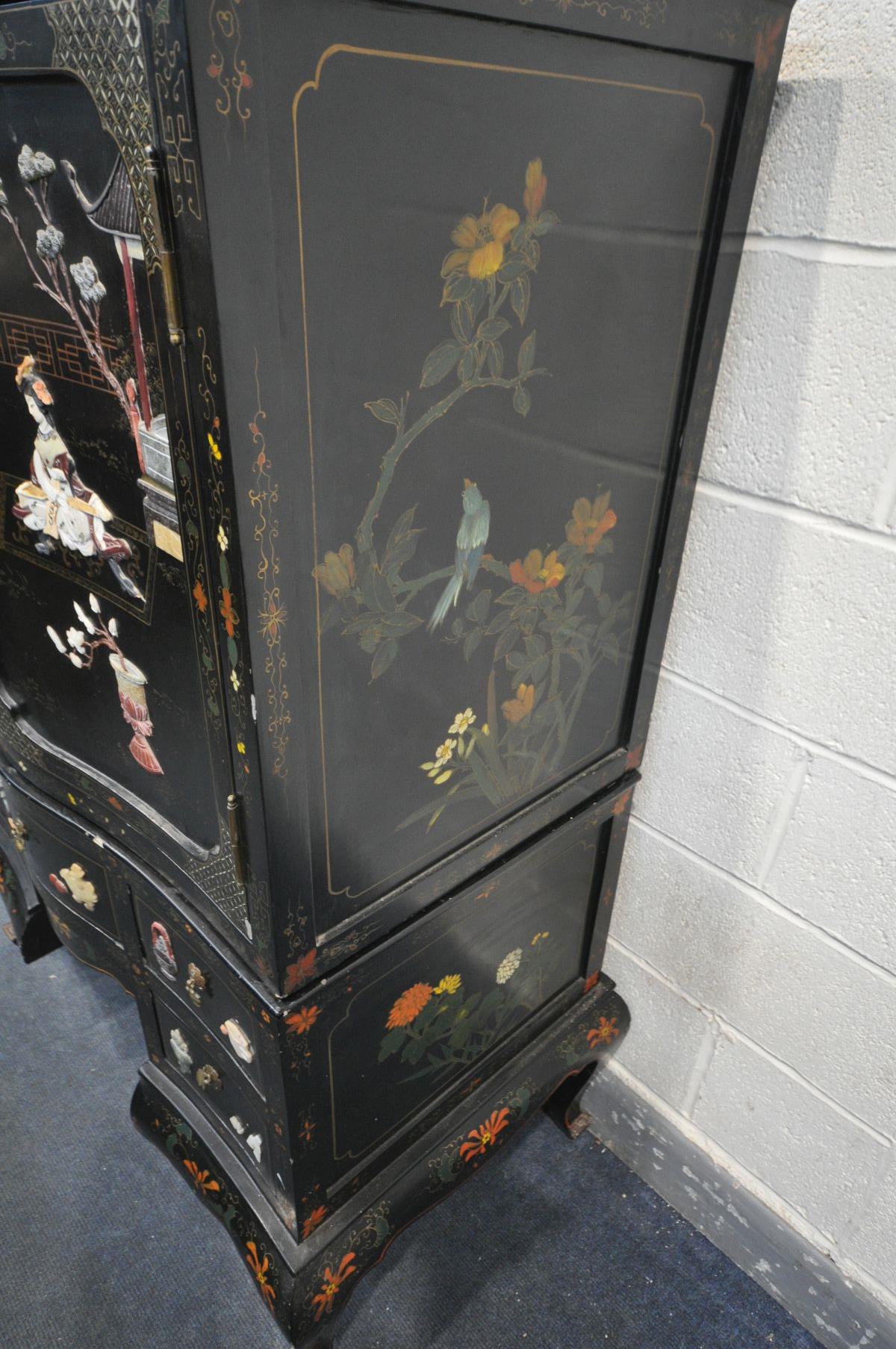 A 20TH CENTURY EBONISED JAPANNED TWO DOOR CUPBOARD, with chinoiserie decoration, the base with an - Bild 4 aus 7