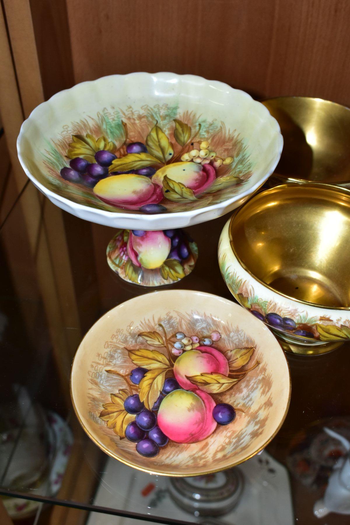 A GROUP OF AYNSLEY ORCHARD GOLD, comprising a set of four cabinet tea cups and saucers with two - Bild 5 aus 5