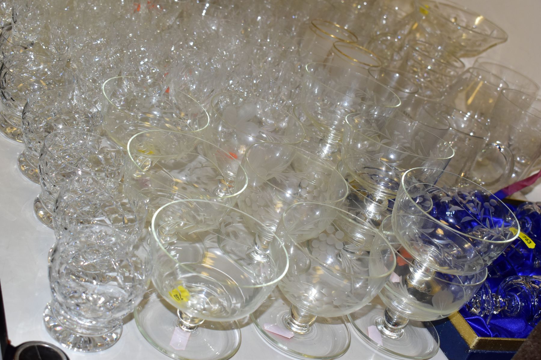 A LARGE COLLECTION OF DRINKING GLASSES, FIVE DECANTERS, A BOXED SET OF ROYAL SEFTON CRYSTAL WINE - Bild 7 aus 7