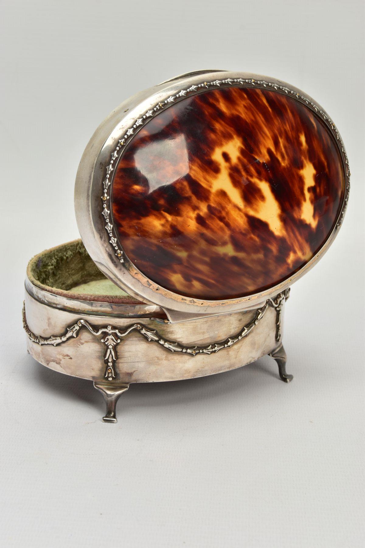 AN EARLY 20TH CENTURY SILVER AND TORTOISESHELL HINGED BOX, the oval trinket box with embossed - Bild 5 aus 8