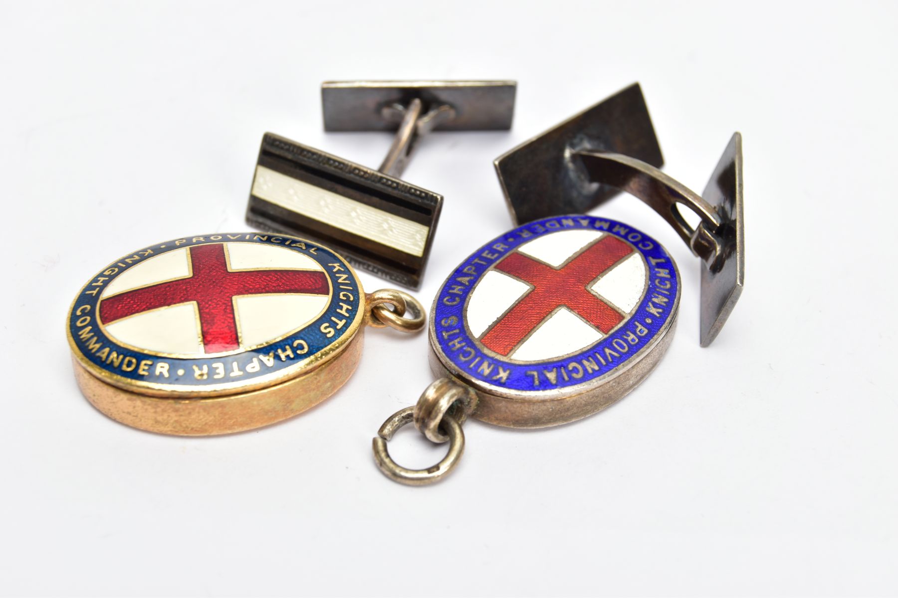 A PAIR OF ENAMELLED CUFFLINKS AND TWO SILVER ENAMELLED MASONIC PENDANTS, the cufflinks with black - Bild 3 aus 3
