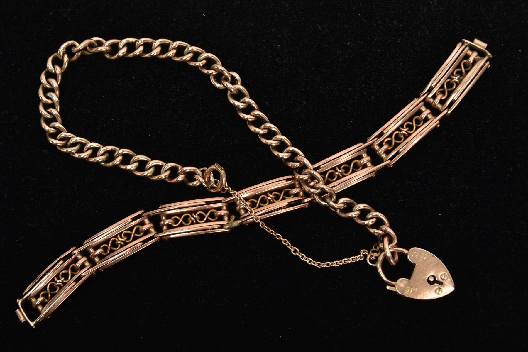 TWO YELLOW METAL BRACELETS, to include an openwork fancy link infinity motif expandable bracelet, - Bild 2 aus 3