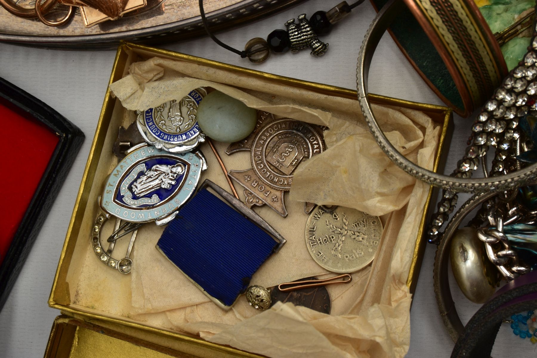 A BOX OF ASSORTED ITEMS, to include two silver nursing medallions, hallmarked 'W M Dowler & Sons' - Bild 4 aus 6