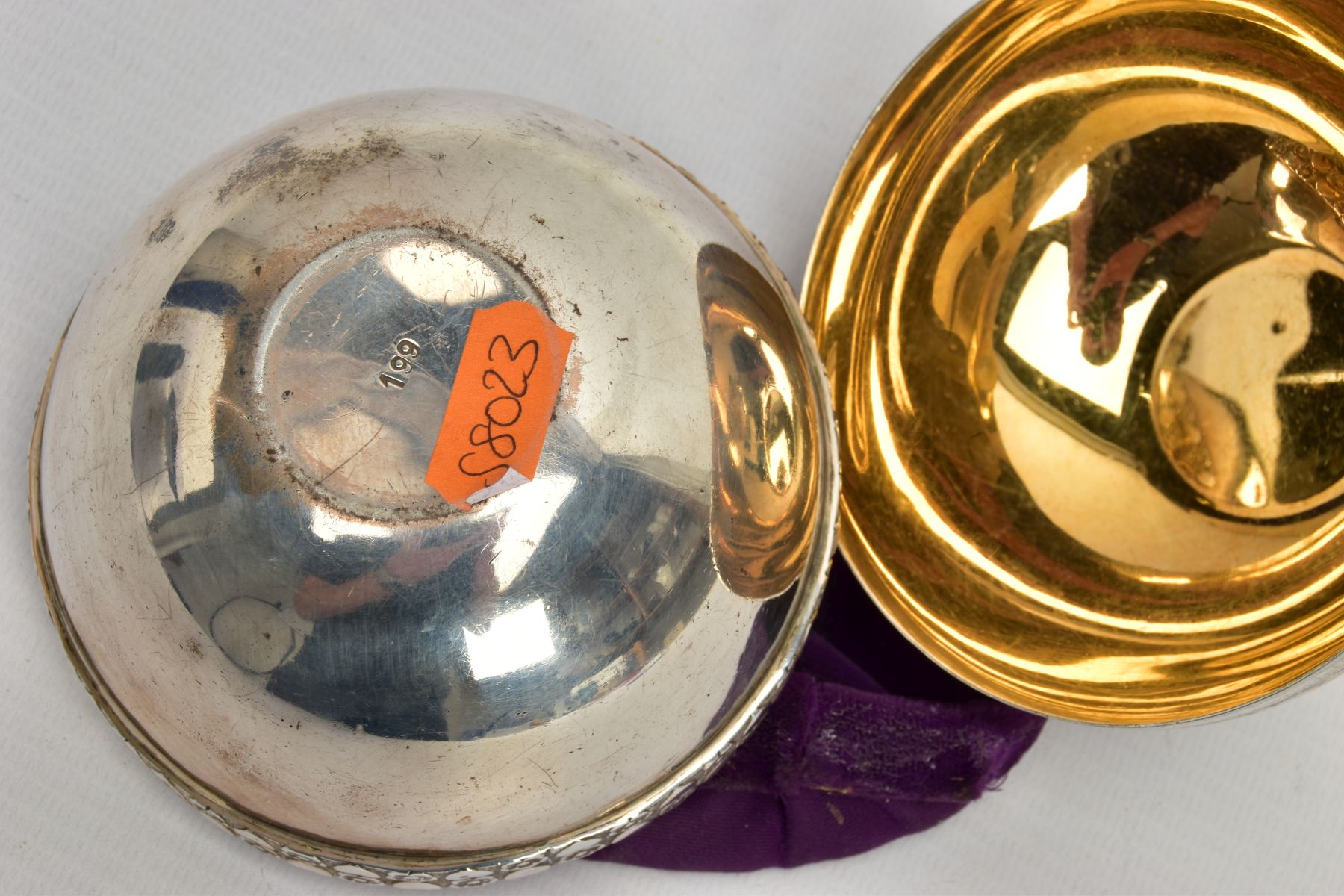 A COMMEMORATIVE SILVER ORB BOX, plain polished orb with flower and heart detailing round the rim, - Bild 5 aus 5