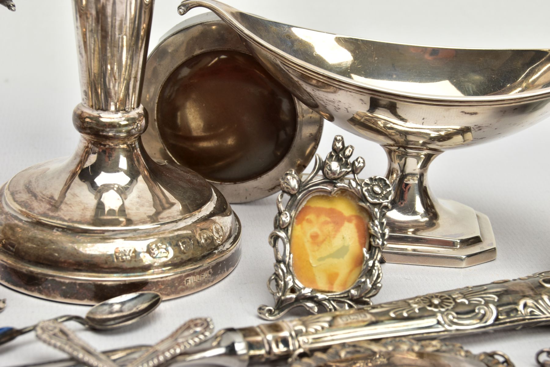 A BOX OF ASSORTED SILVER AND WHITE METAL ITEMS, to include a set of silver salts, hallmarked 'Thomas - Bild 9 aus 9