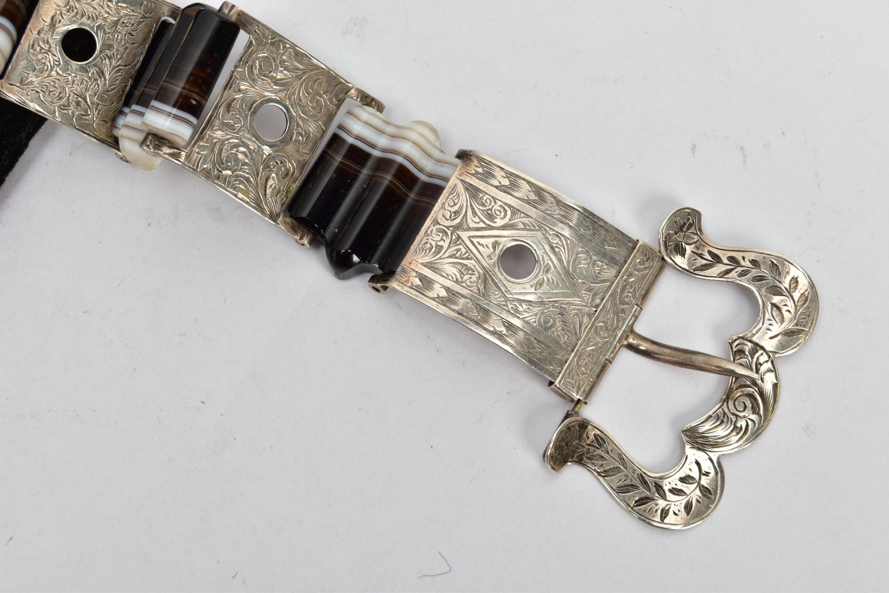 A LATE VICTORIAN BANDED AGATE BUCKLE BRACELET, designed as a series of scroll engraved links, - Bild 2 aus 4