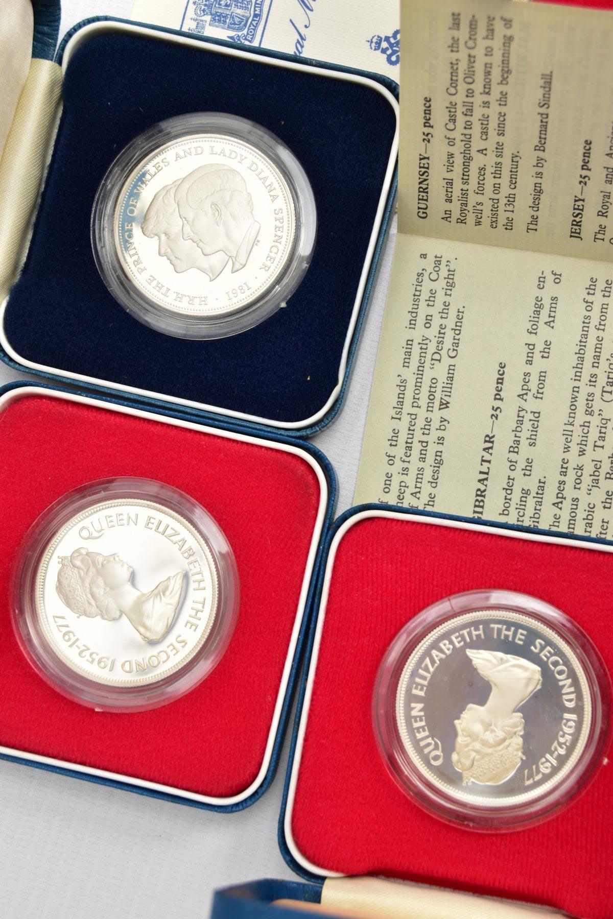 A SELECTION OF CROWN SIZED SILVER PROOF COINS MOSTLY CELEBRATING THE QUEENS JUBILEE IN 1977, to - Bild 3 aus 3