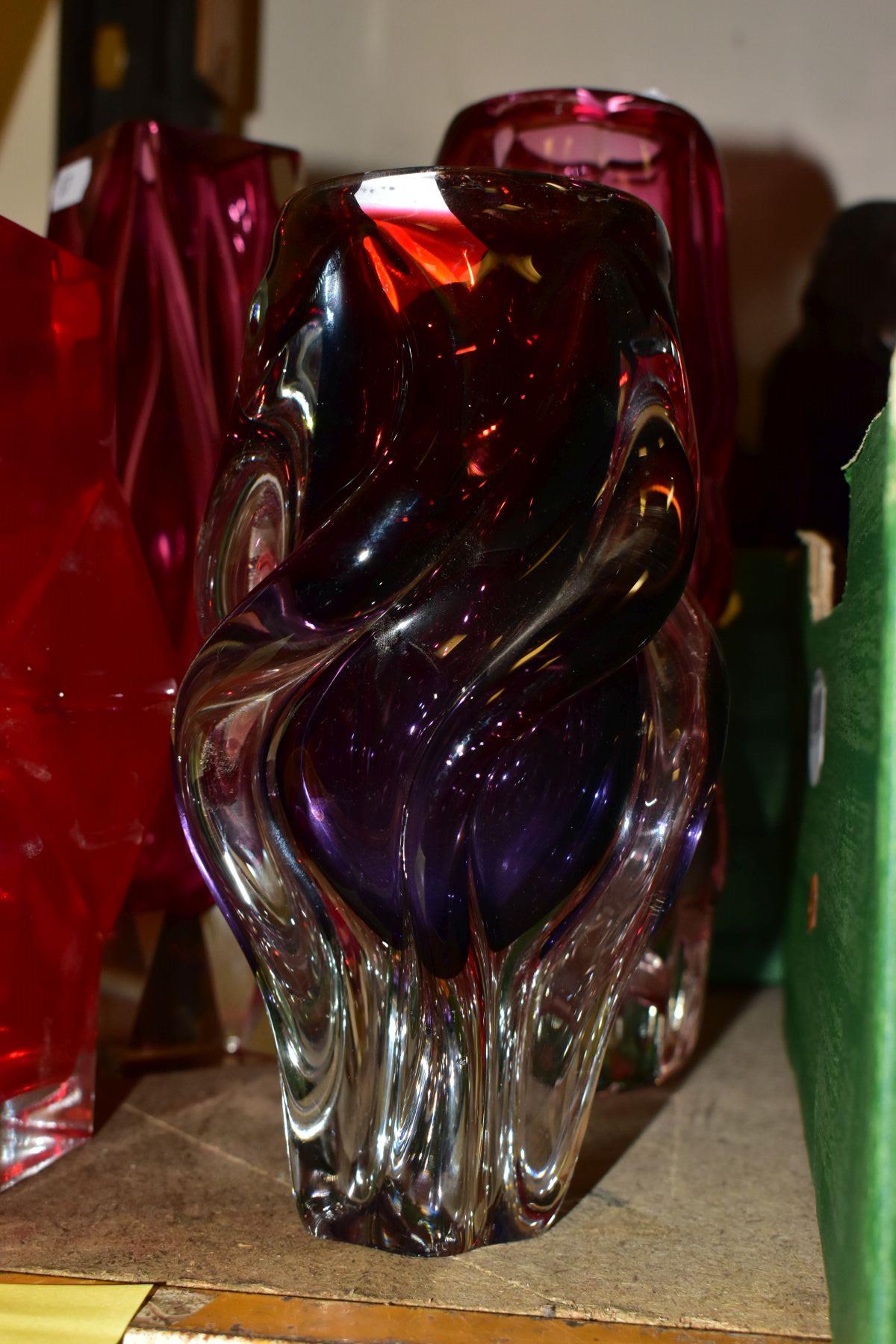 FOUR PIECES OF LATE 20TH CENTURY STUDIO GLASS, comprising a Pavel Hlava 'dragon' vase for Crystalex, - Bild 6 aus 6