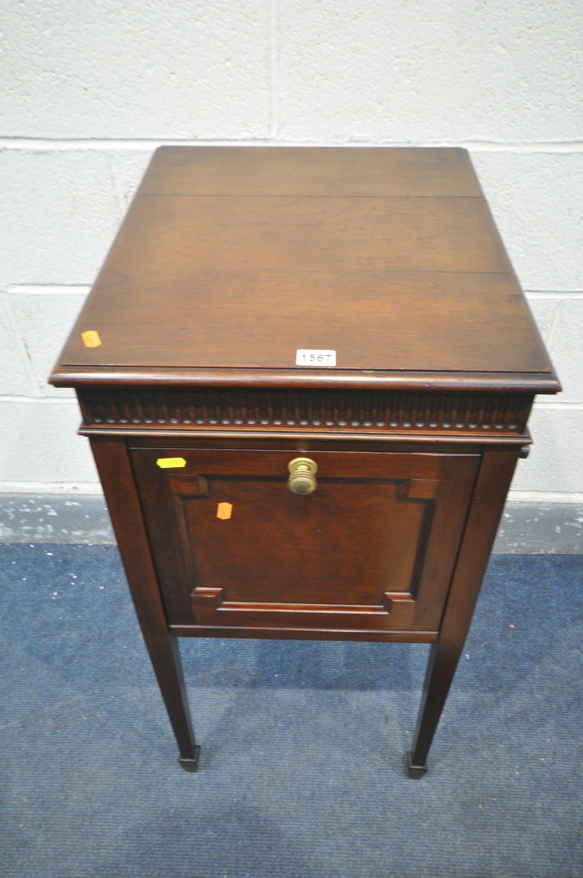 A CLIFTOPHONE OAK CASED GRAMOPHONE, with a hinged lid, enclosing a turning surface with green baize, - Bild 2 aus 7