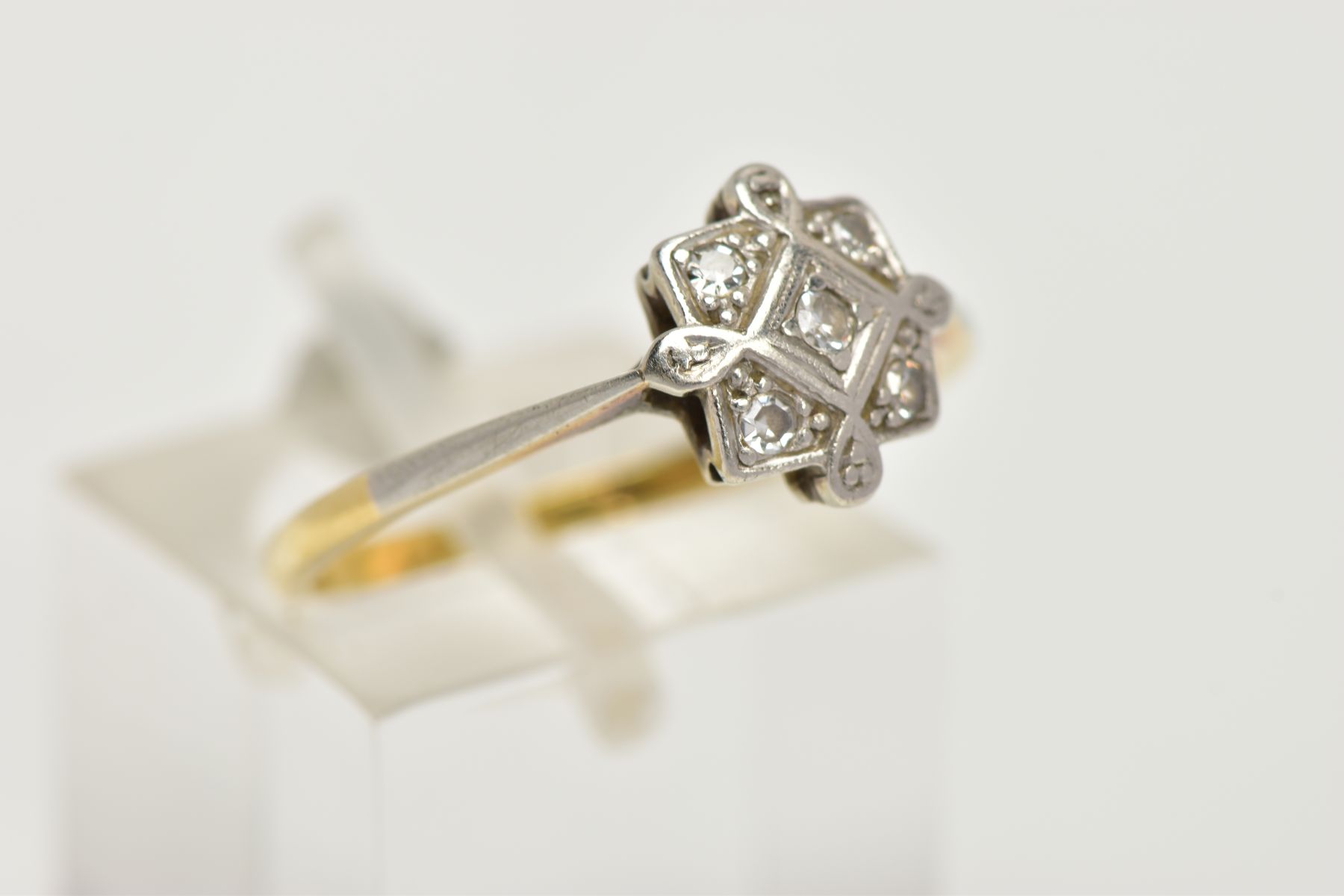 AN EARLY 20TH CENTURY DIAMOND RING, square mount set with single cut diamond, in a white metal - Bild 4 aus 4