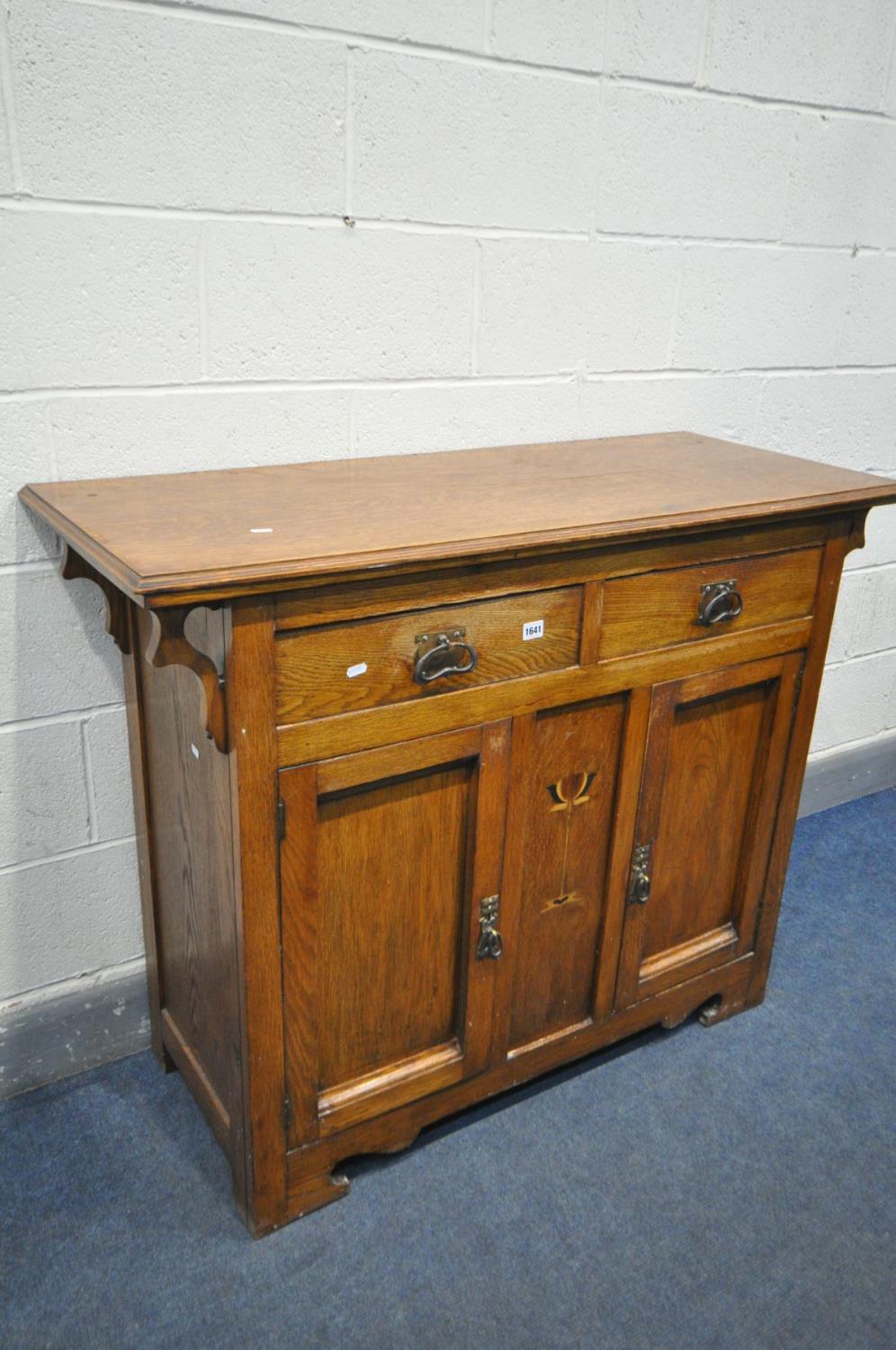 AN ARTS AND CRAFTS OAK SIDEBOARD, with two drawers over double cupboard doors, width 121cm x depth - Bild 3 aus 5