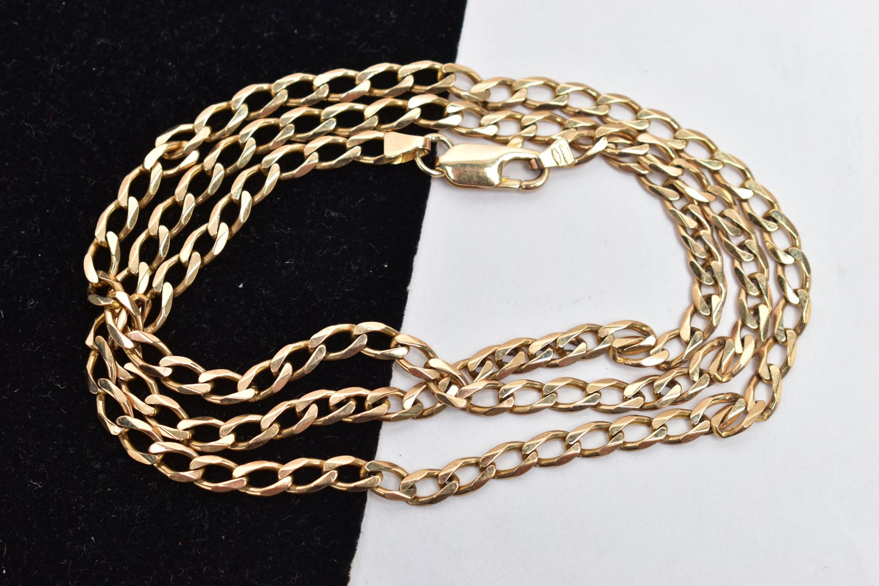 A 9CT GOLD CURB LINK CHAIN, the flat curb links to the lobster clasp, import hallmark for - Bild 2 aus 2