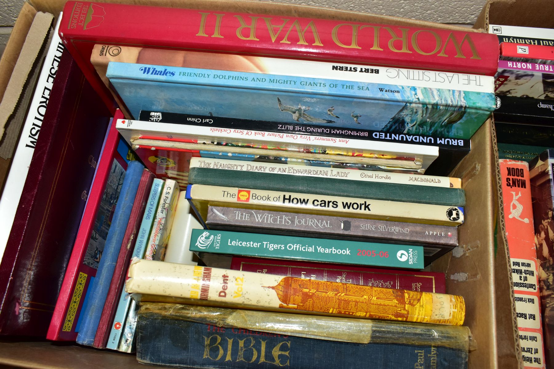 SIX BOXES OF BOOKS AND MAGAZINES ETC, books include Jackie Collins, Vogue covers, World Soccer, - Bild 7 aus 7