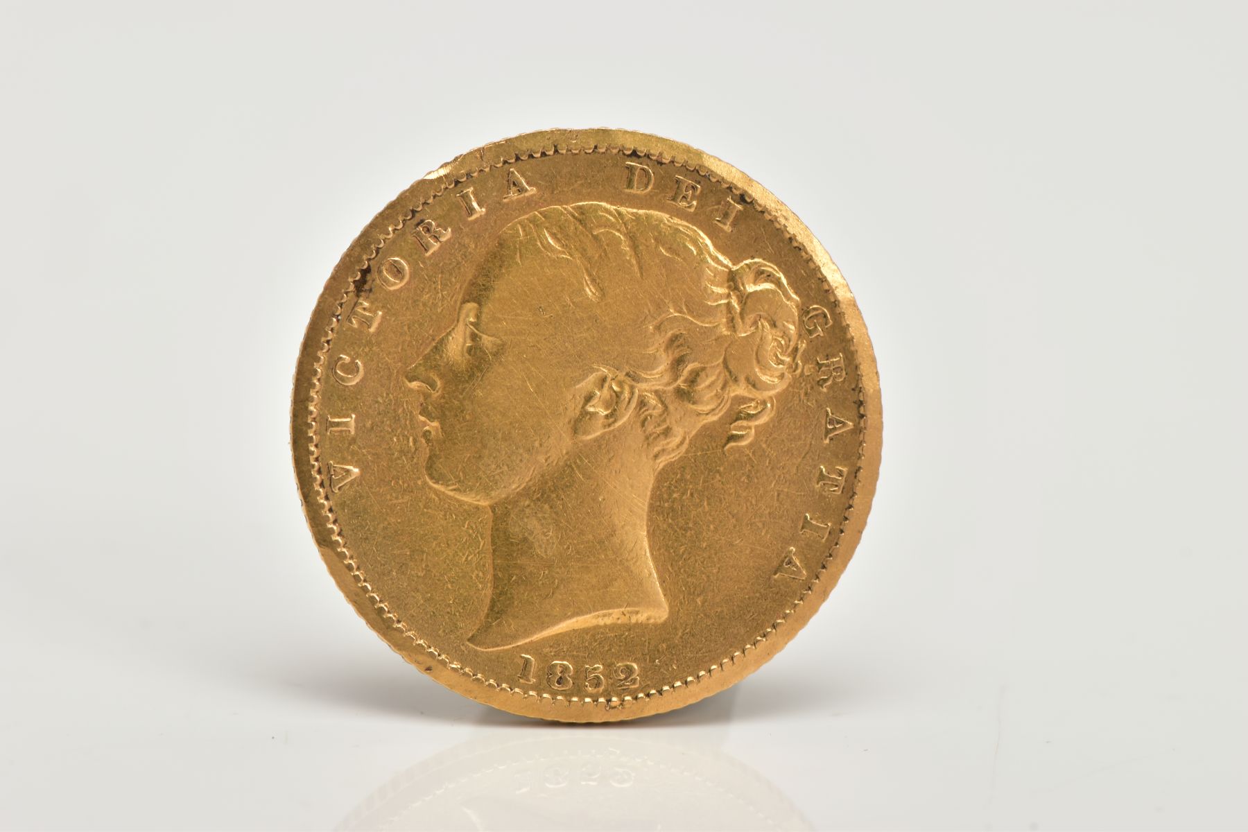 A MID 19TH CENTURY GOLD FULL SOVEREIGN COIN, depicting a young Queen Victoria with a shield reverse, - Bild 2 aus 2