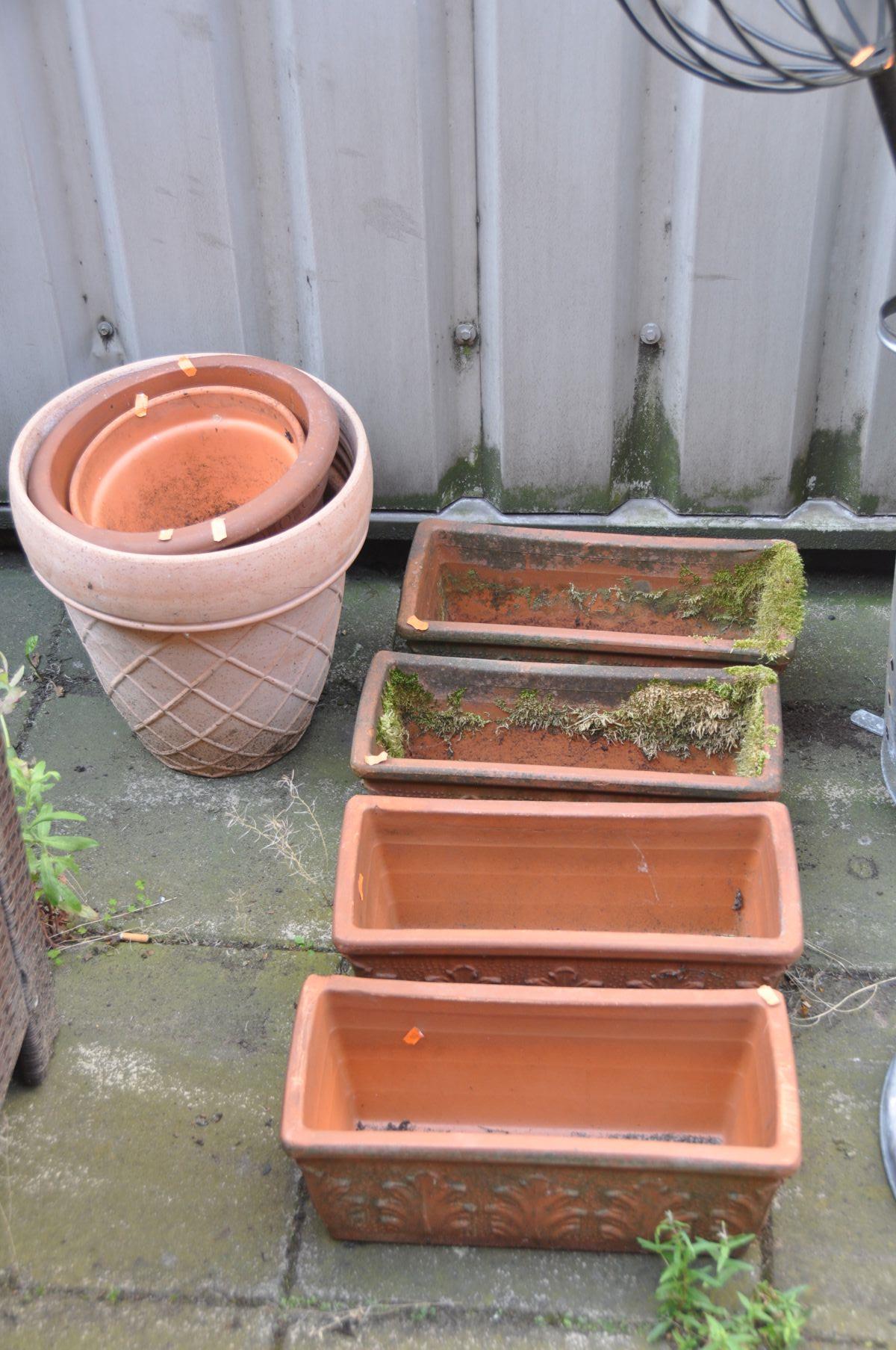 A SET OF FOUR TERRACOTTA RECTANGULAR PLANTERS, and two circular terracotta planters, along with a - Bild 2 aus 3