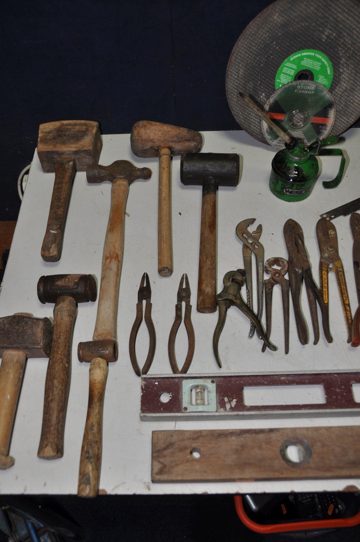 A BOX OF HAND TOOLS to include selection of chisels, snips, wood hammers, copper hammers, cutting - Bild 2 aus 4