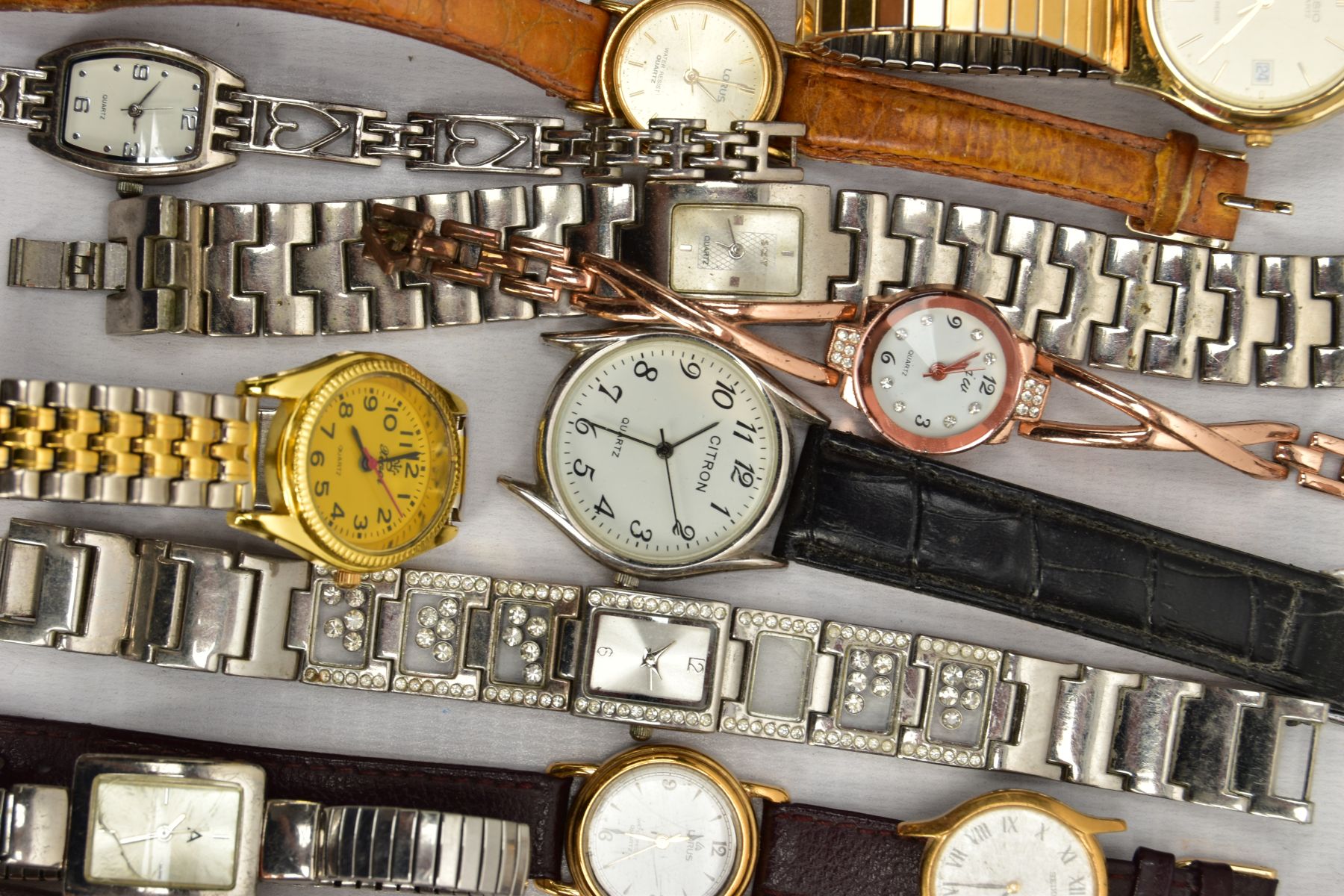 A TIN OF ASSORTED WRISTWATCHES, mostly quartz movements, to include ladies and gents watches with - Bild 3 aus 5