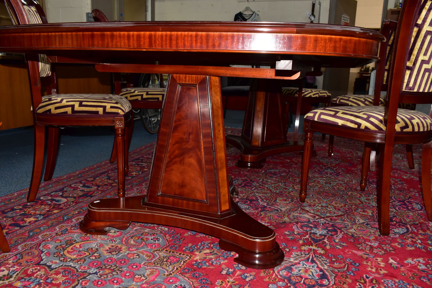 A CHARLES BARR MAHOGANY AND BURR WOOD INLAID EXTENDING PEDESTAL DINING TABLE, with one additional - Image 5 of 19