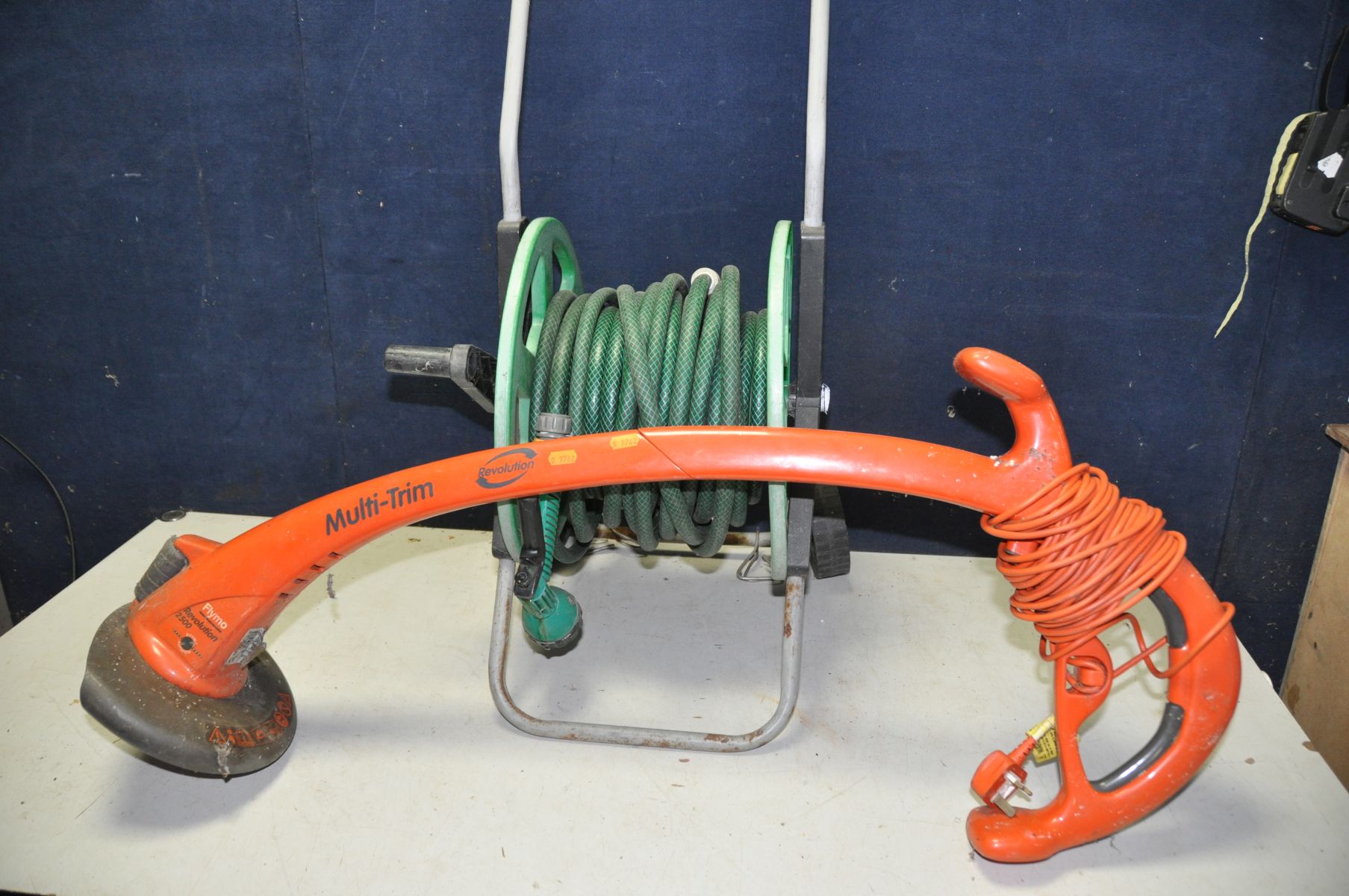 A FLYMO REVOLUTION 2500 STRIMMER (PAT pass and working) and a portable hose reel (2) - Bild 2 aus 2