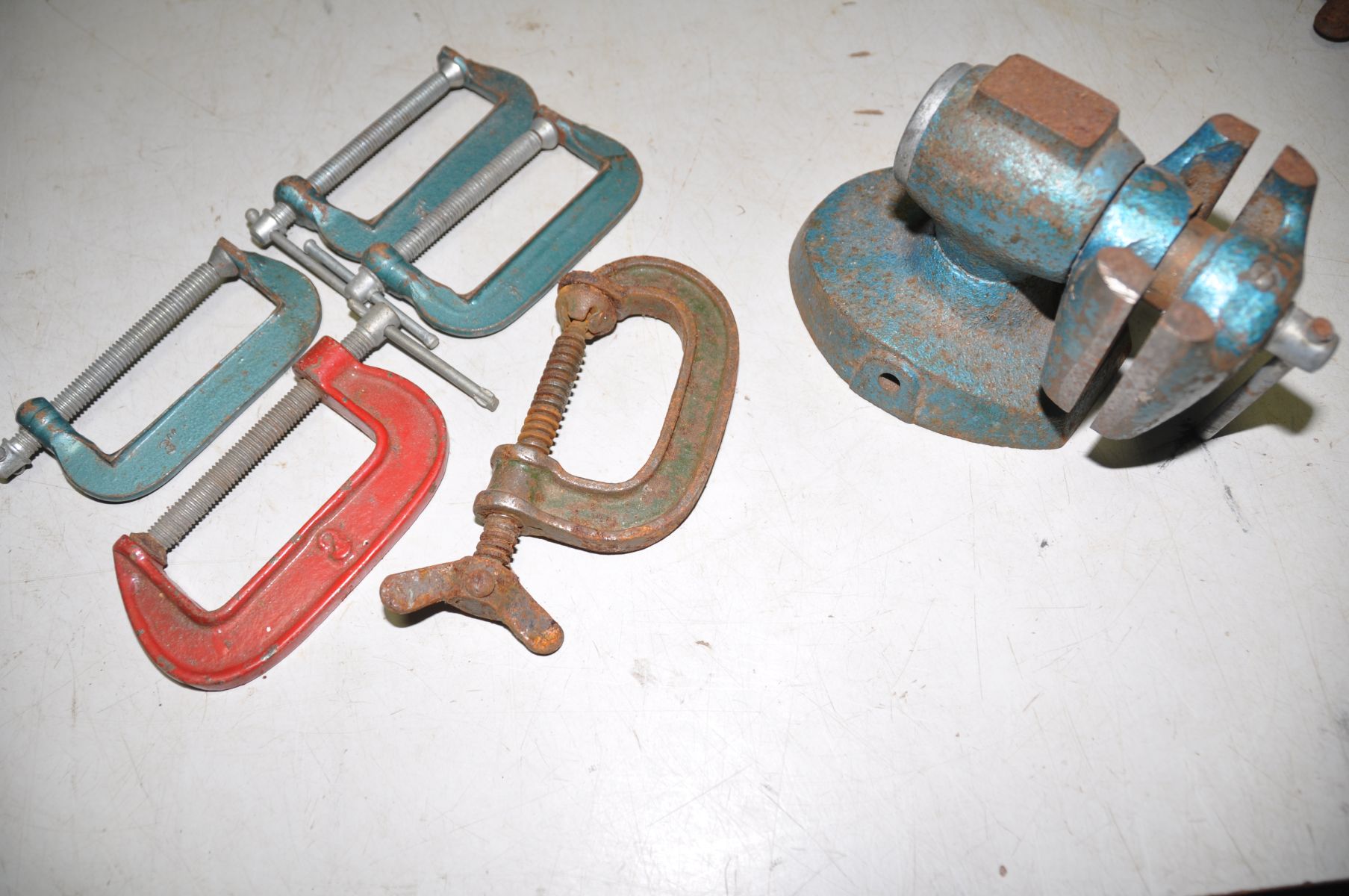 FIFTEEN G-CLAMPS comprising a pair of Malleable No2, two Malleable No6, three Record No4, a Woden - Bild 4 aus 4
