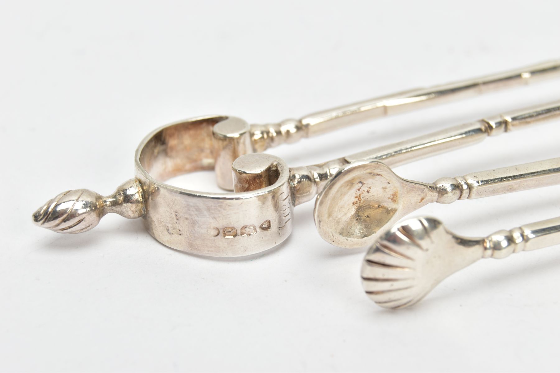 A PAIR OF VICTORIAN SILVER SUGAR TONGS, with shell bowls, scrolling terminal and twisted finial, - Bild 2 aus 4