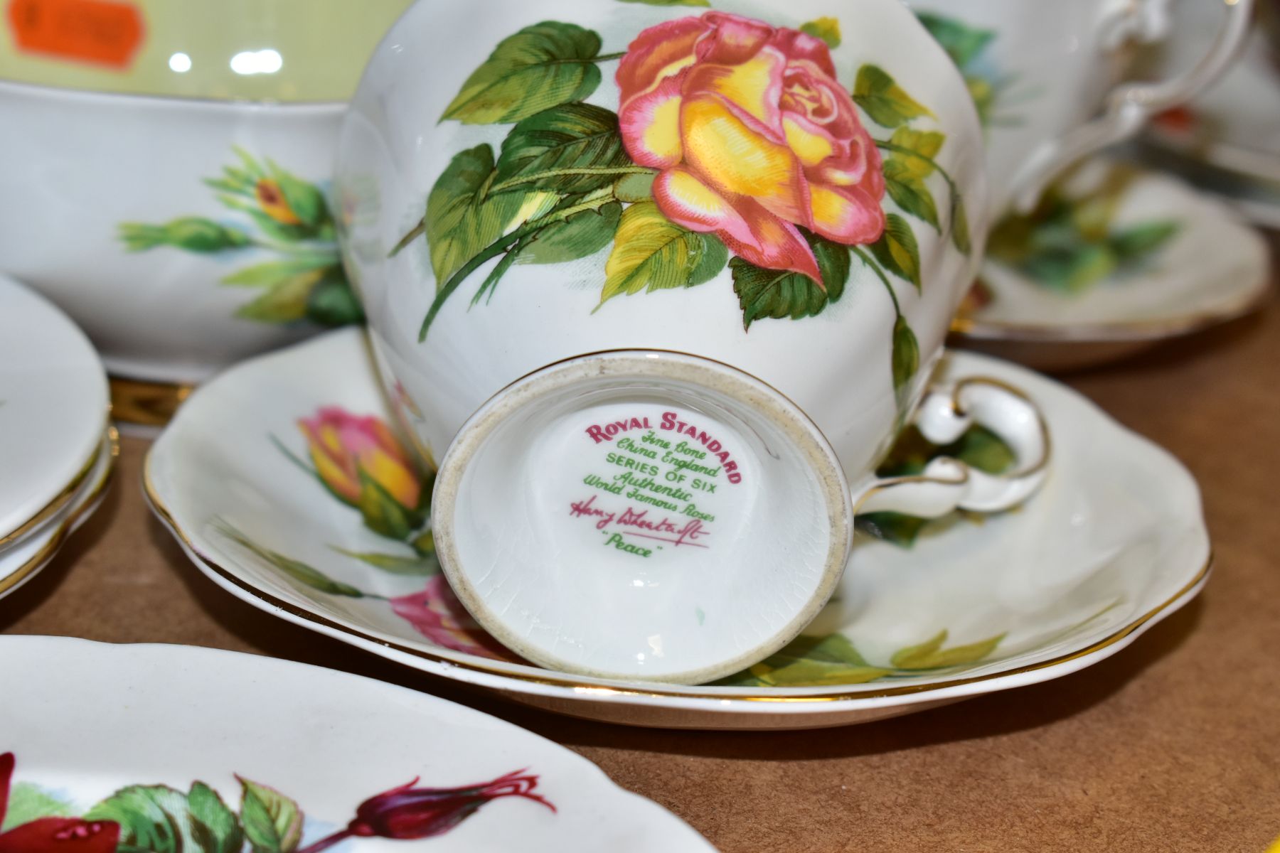 FORTY ONE PIECES OF HARRY WHEATCROFT SIX WORLD FAMOUS ROSES TEA WARES, by different manufacturers: - Bild 4 aus 7