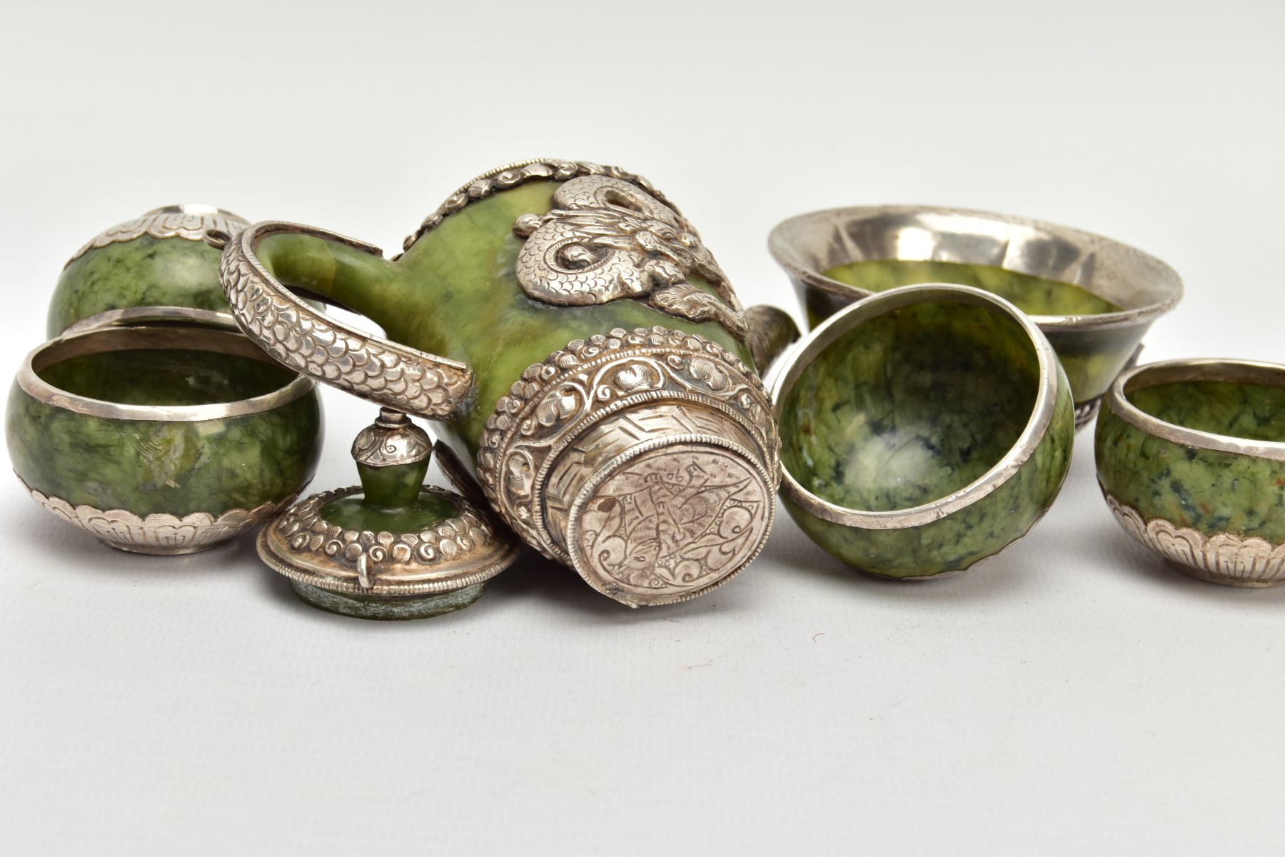 A JADE AND WHITE METAL TEA SET, of decorative oriental design, to include a tea pot with lid and - Bild 5 aus 5