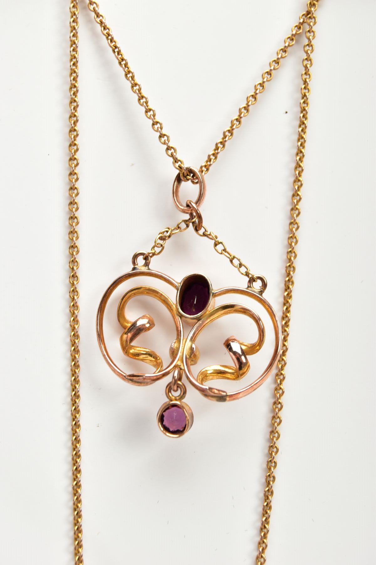 A YELLOW METAL LAVALIER PENDANT NECKLACE, openwork scroll pendant set with an oval cut amethyst in a - Bild 3 aus 3