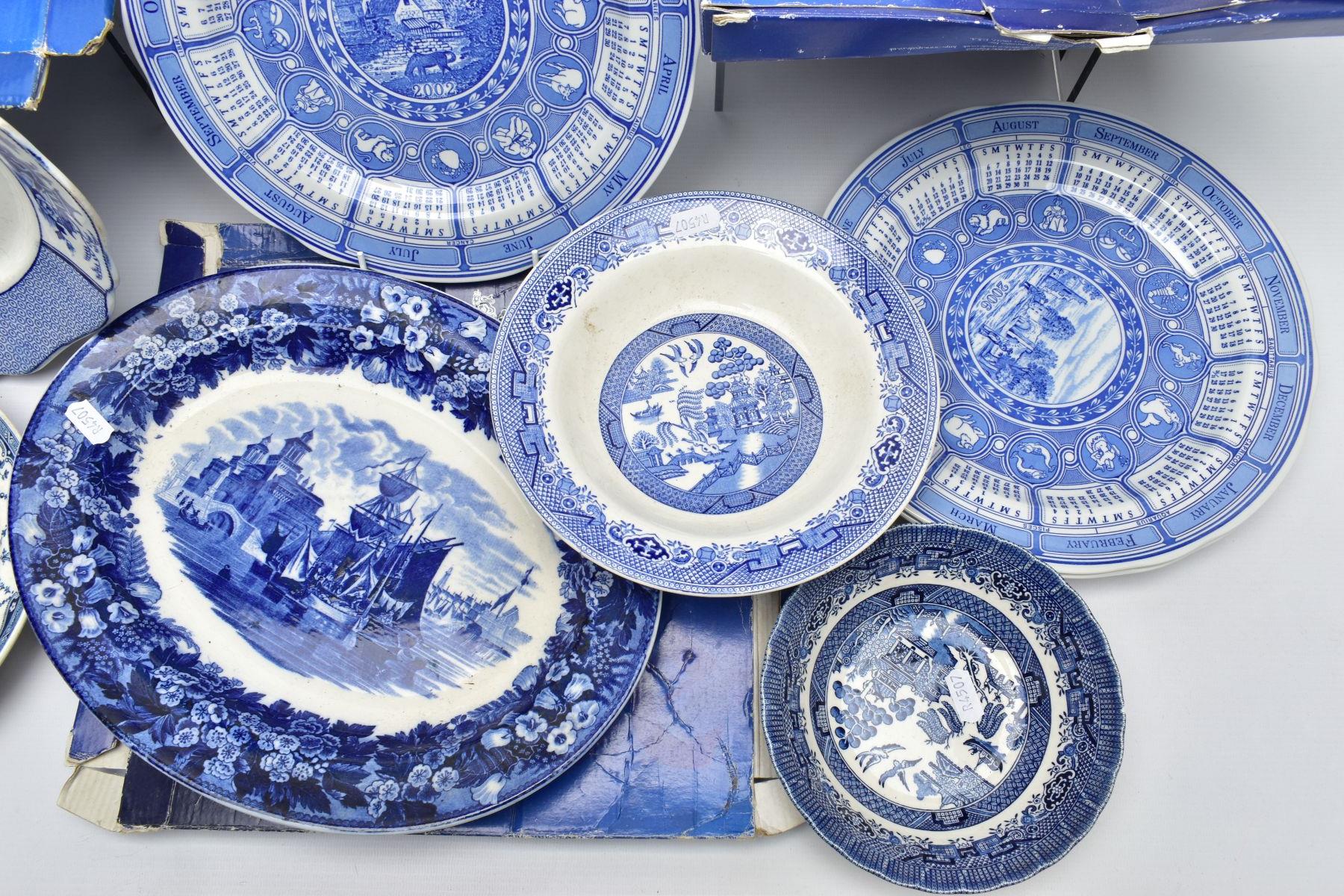 A SMALL COLLECTION OF BLUE AND WHITE WARES ETC, to include six Spode calendar plates for the years - Bild 6 aus 17
