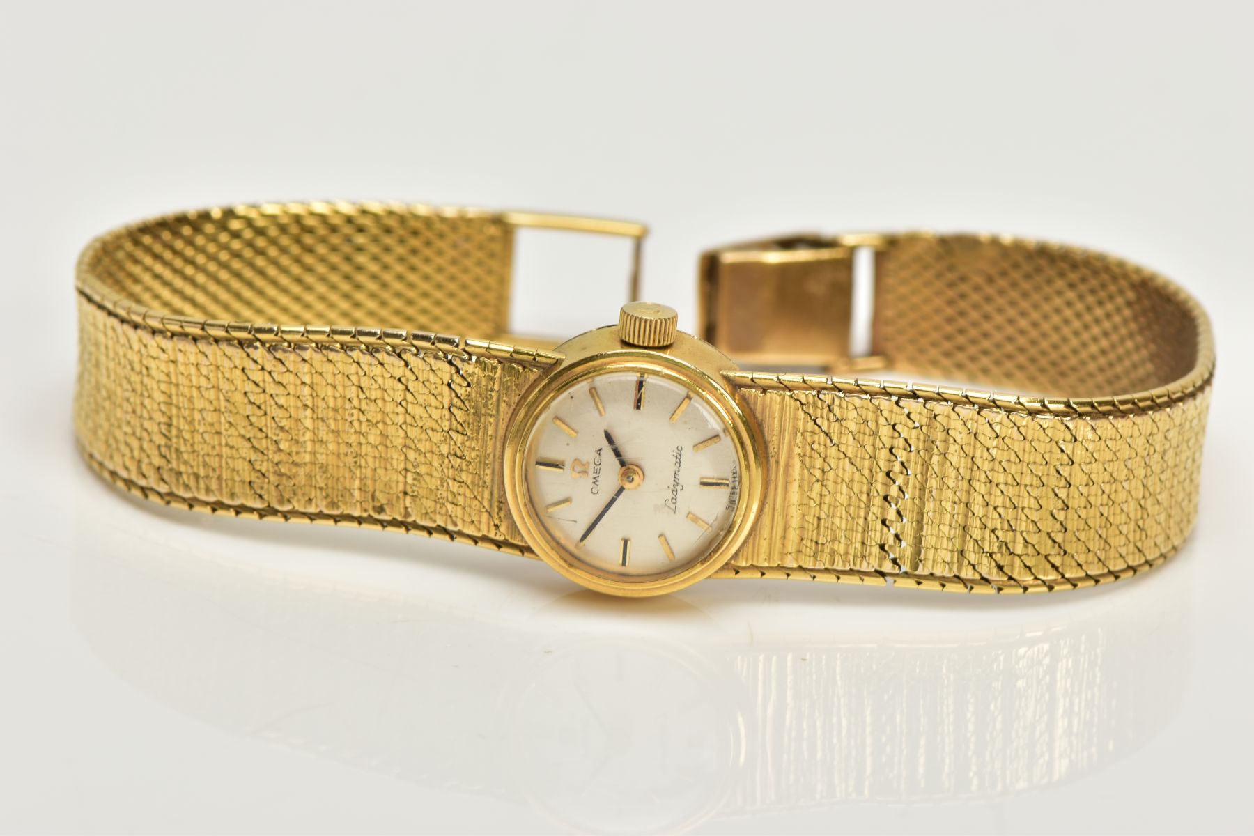 A LADIES 9CT GOLD 'OMEGA' WRISTWATCH, a hand wound movement, round silver tone dial signed 'Omega - Bild 3 aus 6