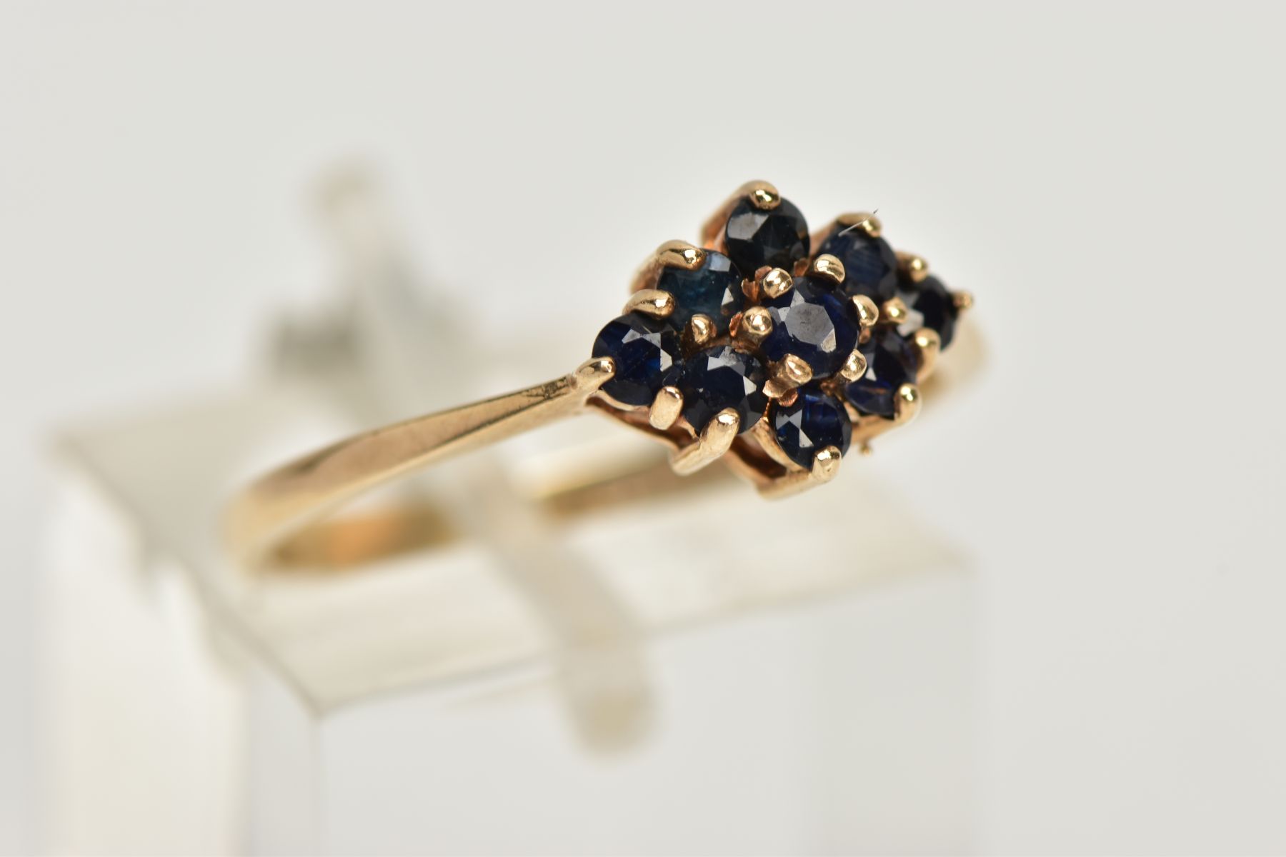 A 9CT GOLD SAPPHIRE CLUSTER RING, tiered cluster of a navette shape, set with nine circular cut deep - Bild 4 aus 4