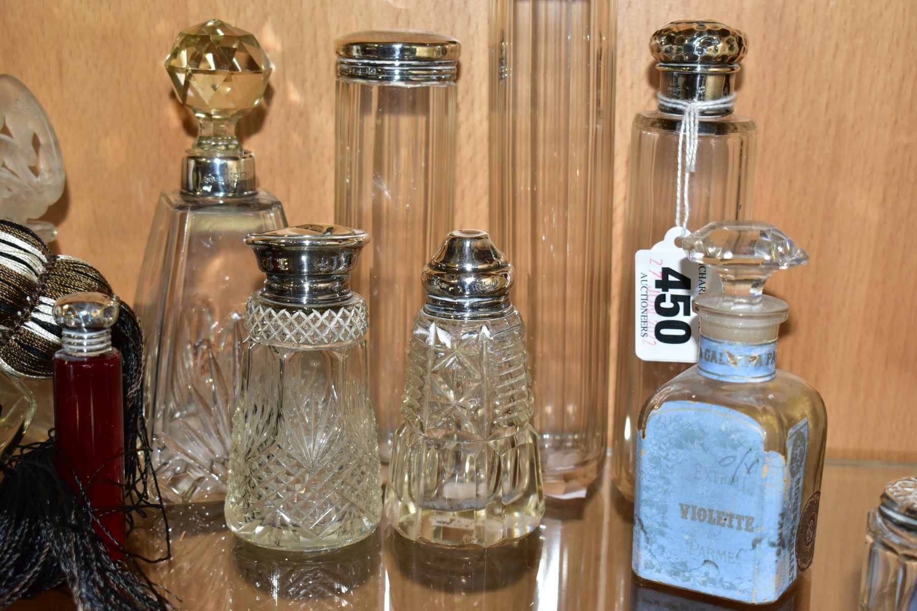 A COLLECTION OF MAINLY EARLY 20TH CENTURY GLASS SCENT BOTTLES AND SIMILAR ITEMS, many with silver - Bild 6 aus 7