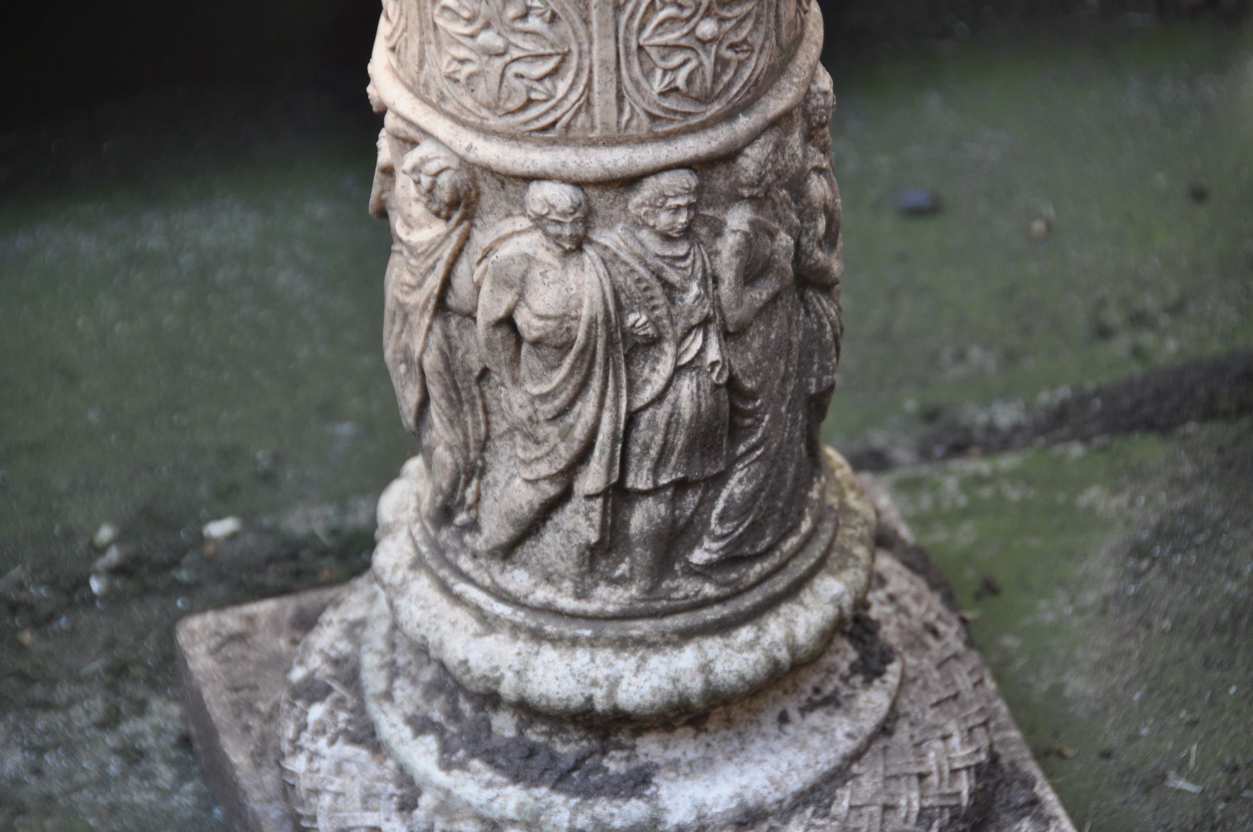 A COMPOSITE BIRD BATH, on a pattered Corinthian column support with religious figures to bottom - Bild 3 aus 4