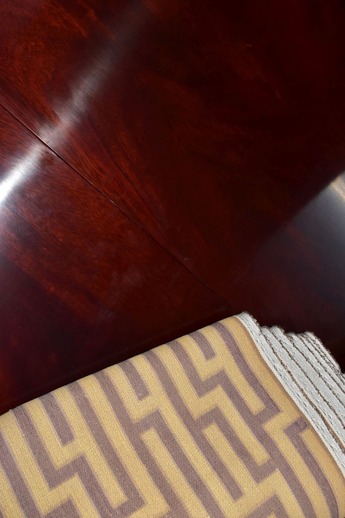 A CHARLES BARR MAHOGANY AND BURR WOOD INLAID EXTENDING PEDESTAL DINING TABLE, with one additional - Image 19 of 19