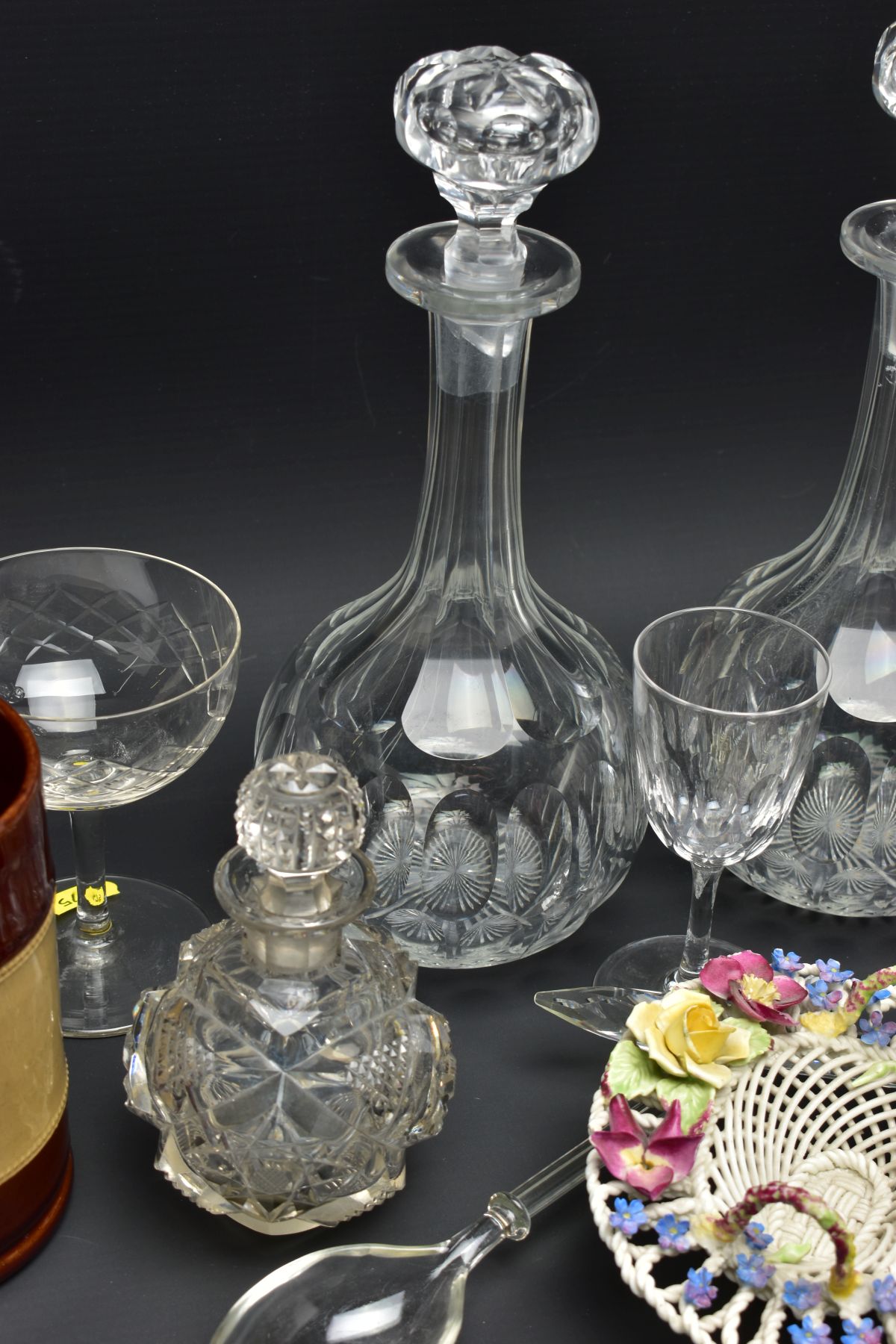 A SMALL QUANTITY OF CERAMICS AND GLASS, comprising a pair of globe and shaft decanters (one - Bild 7 aus 13