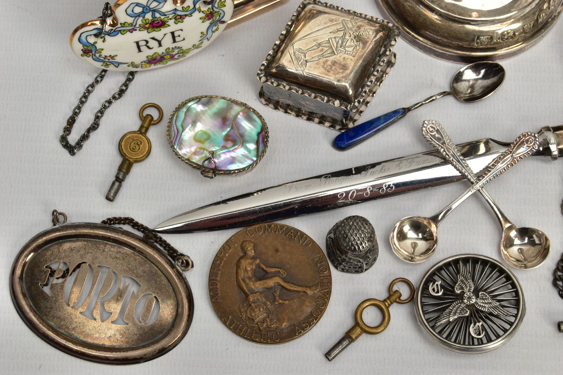 A BOX OF ASSORTED SILVER AND WHITE METAL ITEMS, to include a set of silver salts, hallmarked 'Thomas - Bild 6 aus 9